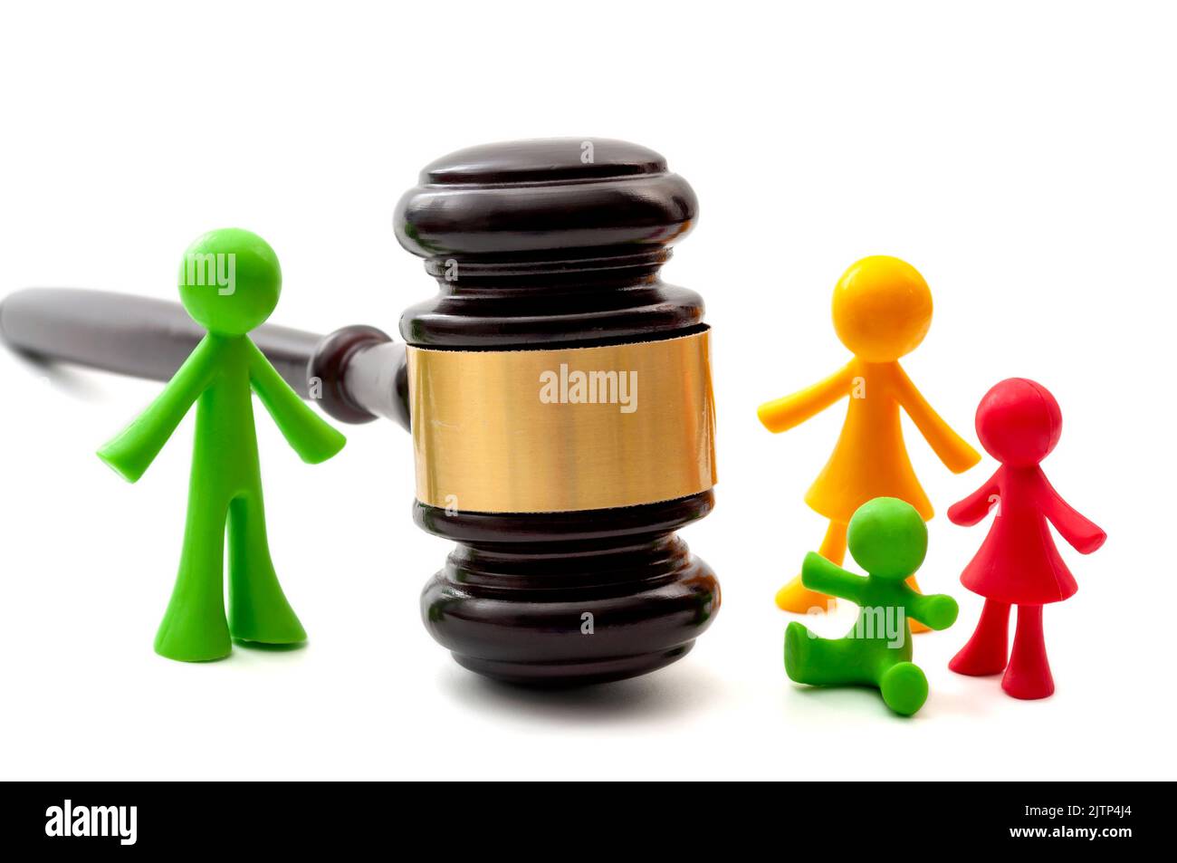 Figurines miniatures représentant le père, la mère et les enfants séparées par le juge Gavel concept pour la décision en matière de droit de la famille, la garde conjointe des enfants parentaux, ver Banque D'Images