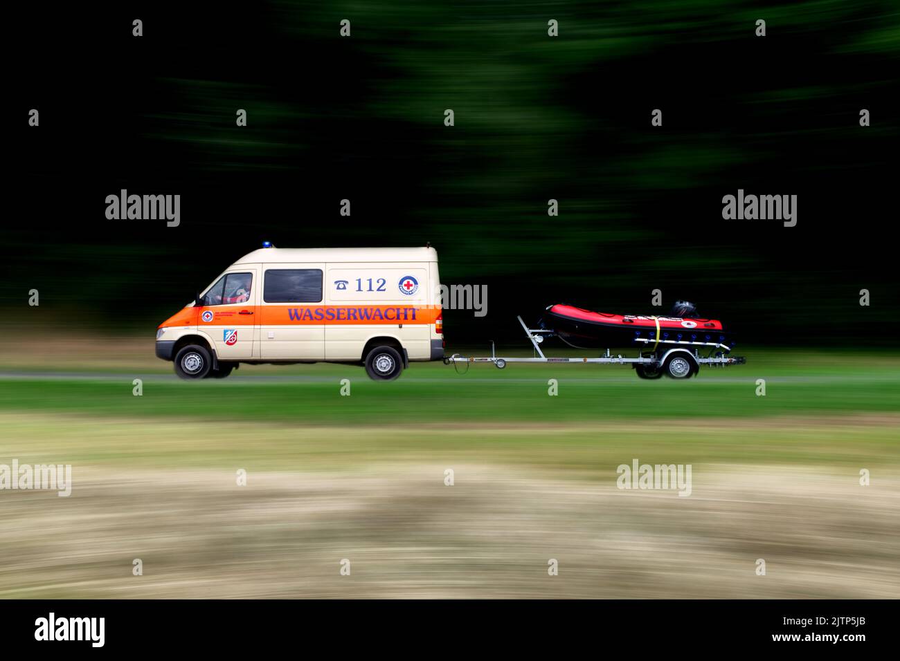 Transport d'urgence de secours d'eau roulant avec une remorque de bateau. Banque D'Images