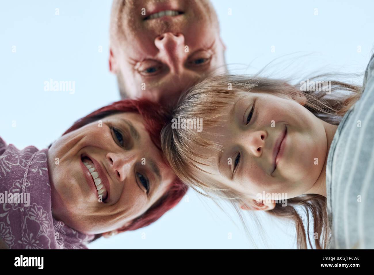 Ont été heureux ensemble. Portrait d'une petite fille mignonne et de ses parents qui mettent leur tête ensemble. Banque D'Images