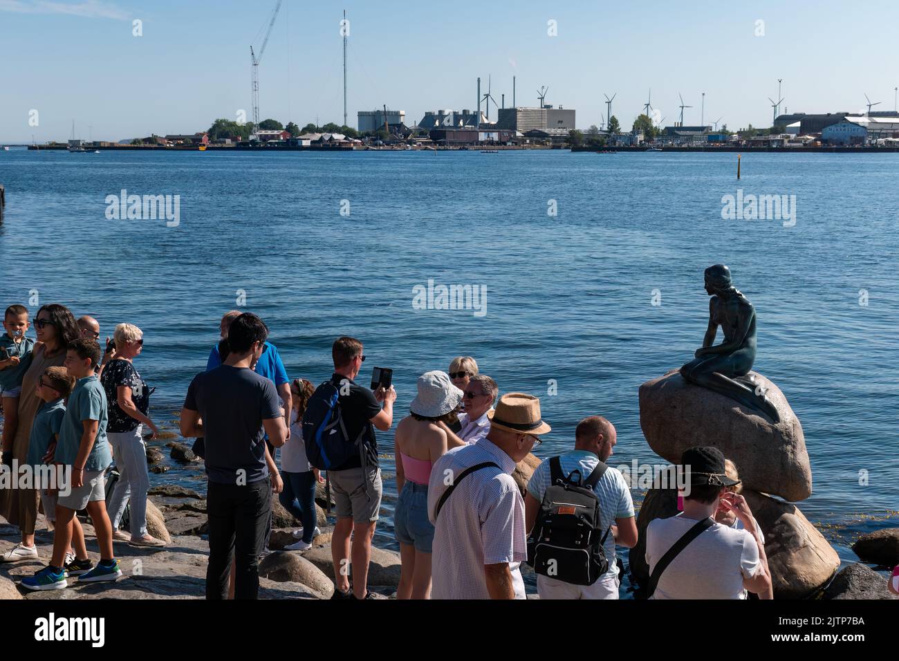 Copenhague, Danemark. 13 août 2022. Un groupe de touristes à côté de la statue de la petite sirène (Den Lille Havfrue) en début de matinée d'été Banque D'Images Copenhague, Danemark. 13 août 2022. Un groupe de touristes à côté de la statue de la petite sirène (Den Lille Havfrue) en début de matinée d'été Banque D'Images