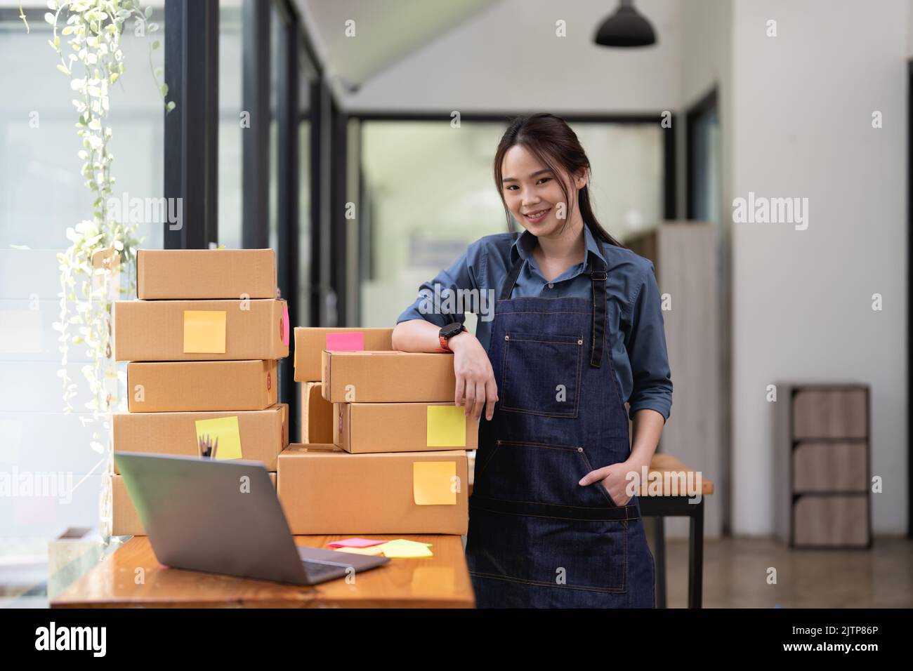 Portrait de la jeune femme asiatique PME travaillant avec une boîte à la maison le lieu de travail.start-up propriétaire de petite entreprise, petite entreprise entrepreneur PME ou freelance Banque D'Images