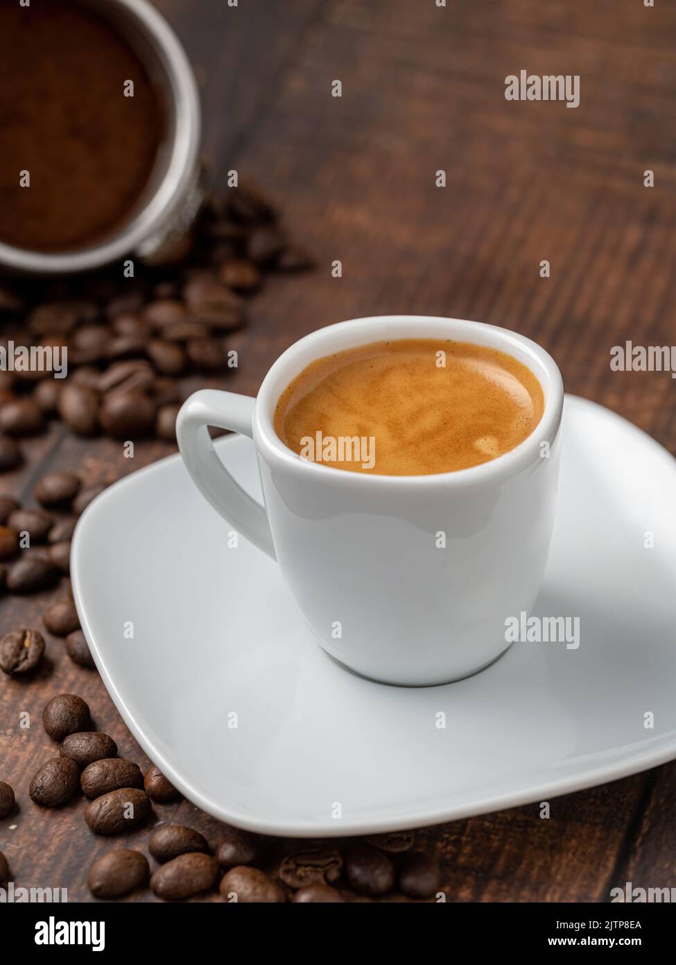 Café expresso frais et grains de café sur une table en bois Banque D'Images