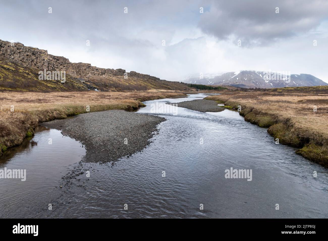 La rivière öxará coule vers le lac au parc national de Thingvellir, Islande. Banque D'Images