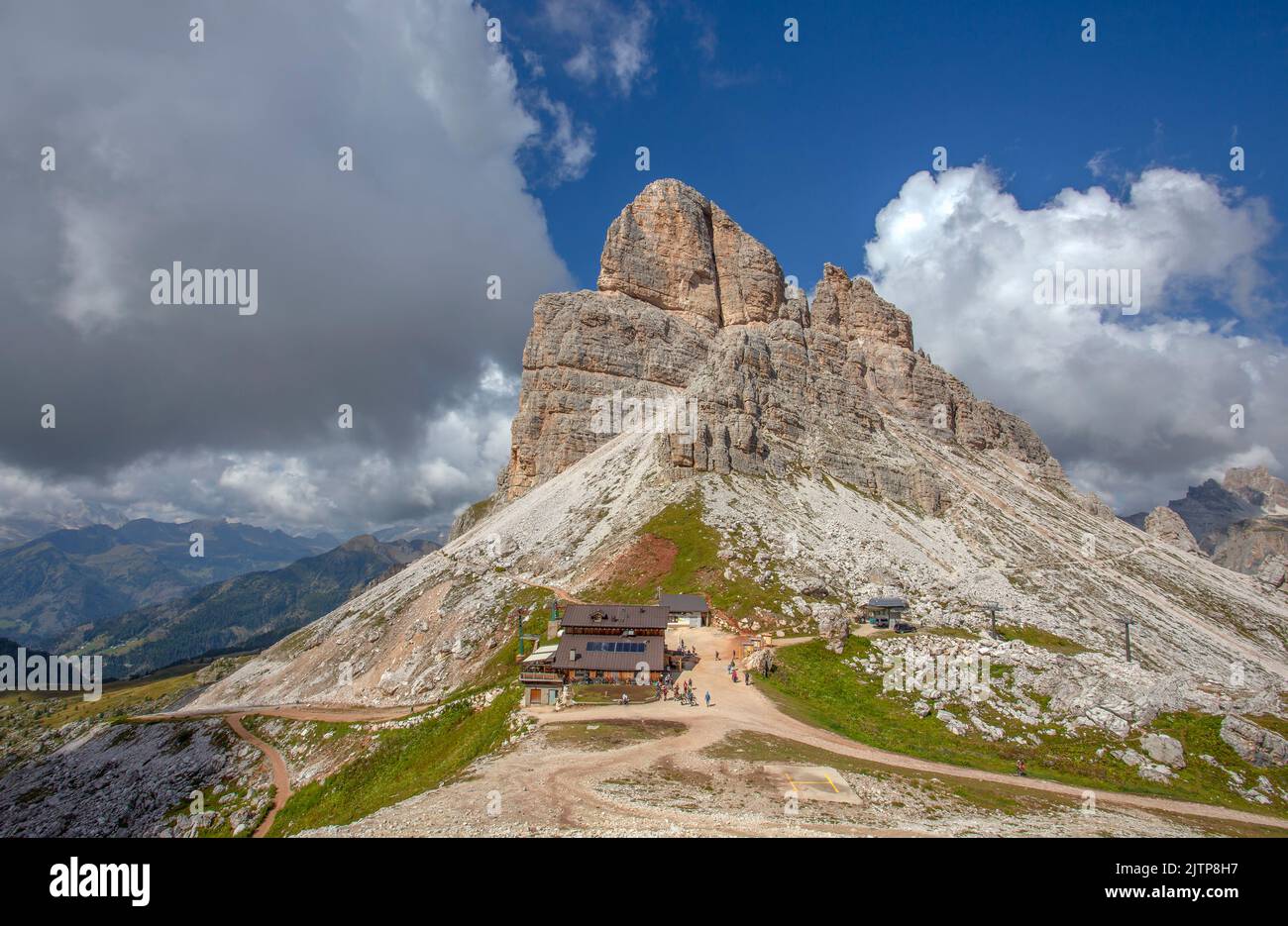 Vue sur le mont Averau et refuge près de Cortina d'Ampezzo, province de Belluno, dans les Dolomites, à 2 413 mètres, Italie Banque D'Images