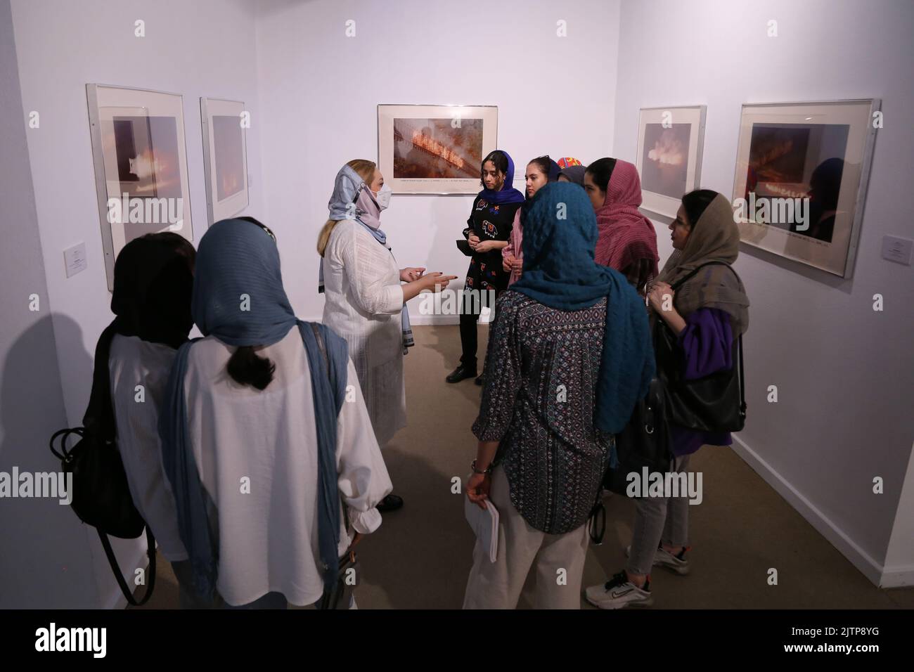 Téhéran, Téhéran, Iran. 30th août 2022. Les visiteurs iraniens regardent des œuvres d'art conceptuelles lors de leur visite, l'exposition « le Minimalisme et l'art conceptuel », qui présente des œuvres d'artistes américains et européens des siècles 19th et 20th, au Musée d'art contemporain de Téhéran, dans la capitale iranienne, sur 30 août 2022. Plus de 20 000 000 personnes ont afflué vers un musée iranien présentant des dizaines d'œuvres d'artistes occidentaux renommés, certaines pour la première fois -- partie d'un Trésor gazonné avant la Révolution islamique. La collection du musée est réputée pour être la plus grande collection de ma moderne Banque D'Images