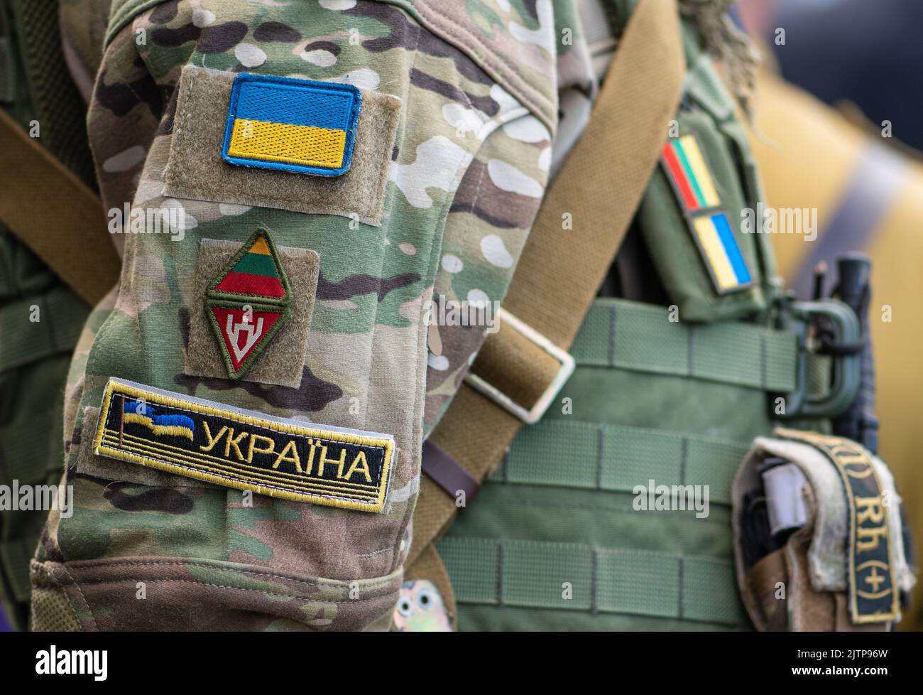 Patch Velcro En Gros Plan Avec Le Drapeau De L'ukraine Sur Le Bras Des  Soldats En Uniforme Militaire