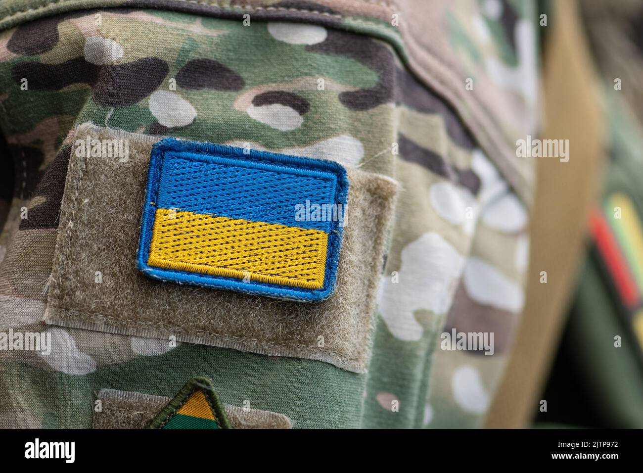 Patch Velcro En Gros Plan Avec Le Drapeau De L'ukraine Sur Le Bras Des  Soldats En Uniforme Militaire