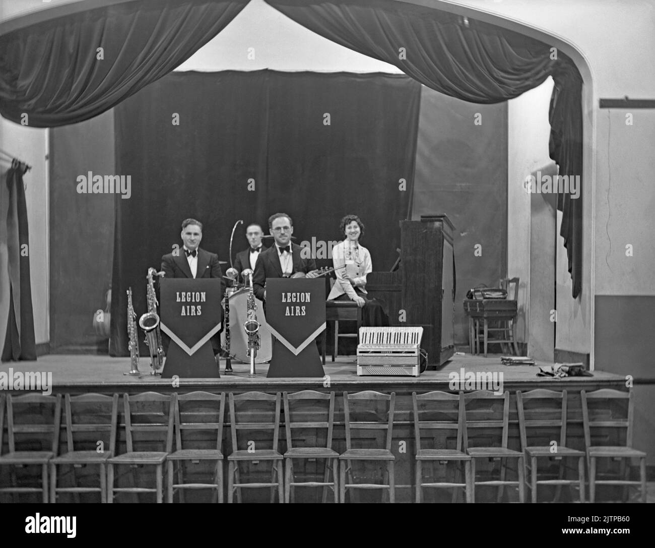 Un groupe de danse britannique de quatre pièces, The Legion Airs, sur scène à la British Legion, Twickenham, Middlesex, Royaume-Uni, en juillet 1939. Les premiers groupes de danse et de swing ont eu leur âge d'or au Royaume-Uni durant la période 1920s-30s. Groupes joués dans les salles de danse et les salles de bal de l'hôtel. Ils jouaient de la musique mélodique et de bon temps et des joueurs individuels joueraient dans plusieurs groupes. Cette image provient d'un vieux négatif en verre – une photographie vintage de 1930s. Banque D'Images Un groupe de danse britannique de quatre pièces, The Legion Airs, sur scène à la British Legion, Twickenham, Middlesex, Royaume-Uni, en juillet 1939. Les premiers groupes de danse et de swing ont eu leur âge d'or au Royaume-Uni durant la période 1920s-30s. Groupes joués dans les salles de danse et les salles de bal de l'hôtel. Ils jouaient de la musique mélodique et de bon temps et des joueurs individuels joueraient dans plusieurs groupes. Cette image provient d'un vieux négatif en verre – une photographie vintage de 1930s. Banque D'Images