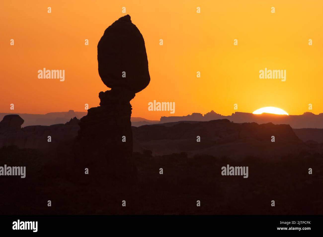 Sillbuth of Balanced Rock au coucher du soleil dans le parc national d'Arches près de Moab, Utah. Banque D'Images