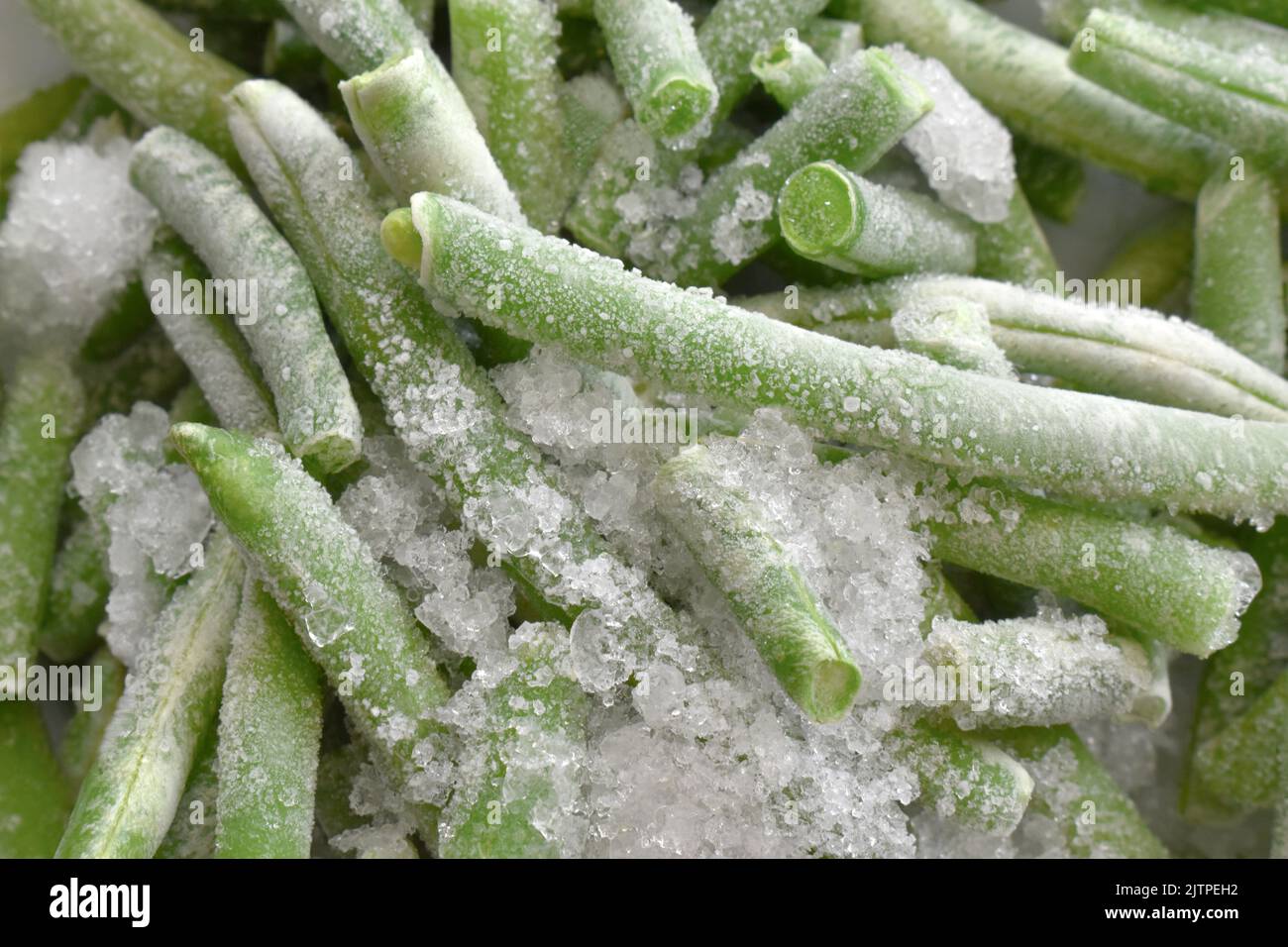 Haricots verts sur une assiette blanche. Banque D'Images