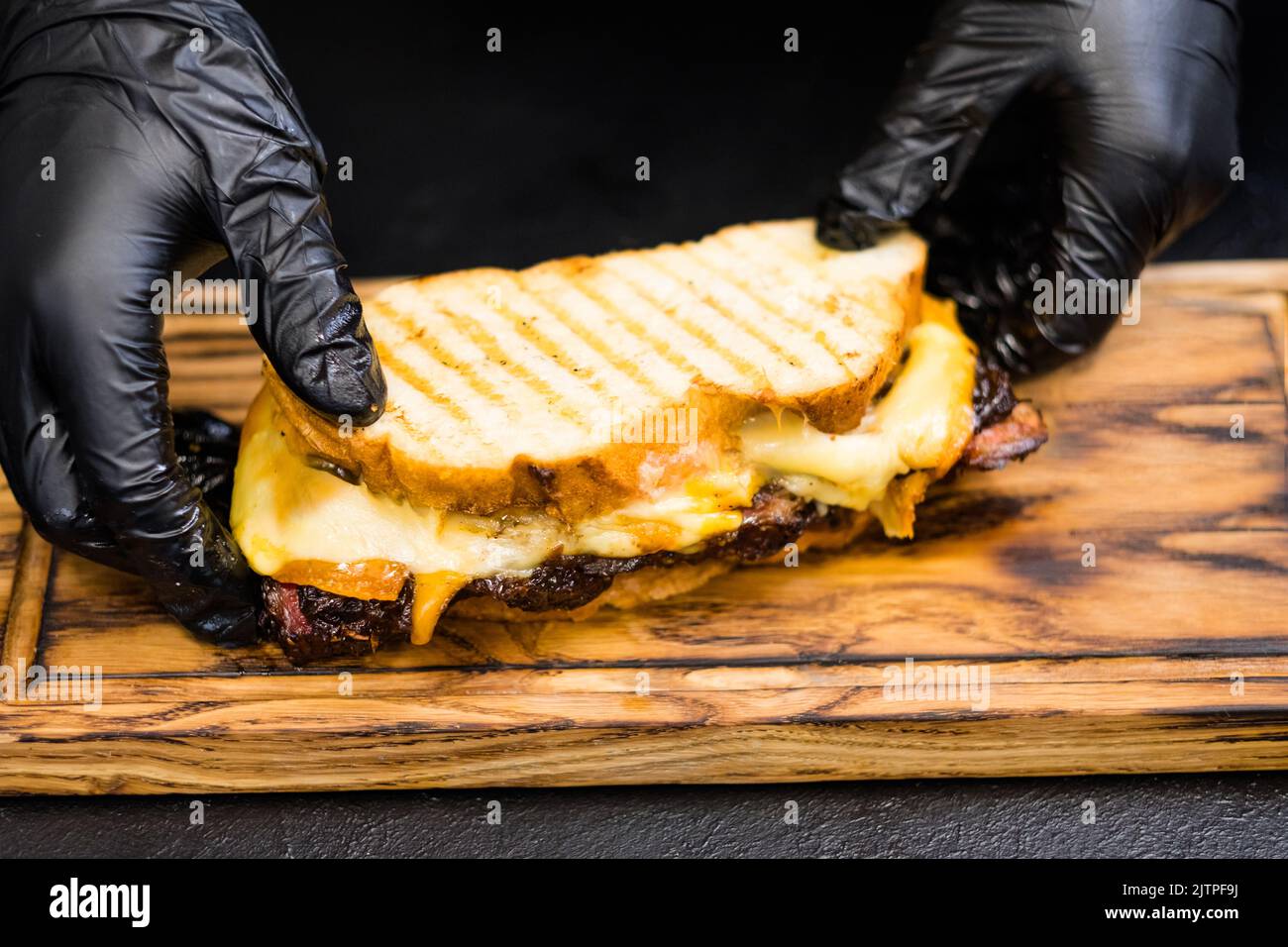 sandwich professionnel à la poitrine de bœuf fumé Banque D'Images