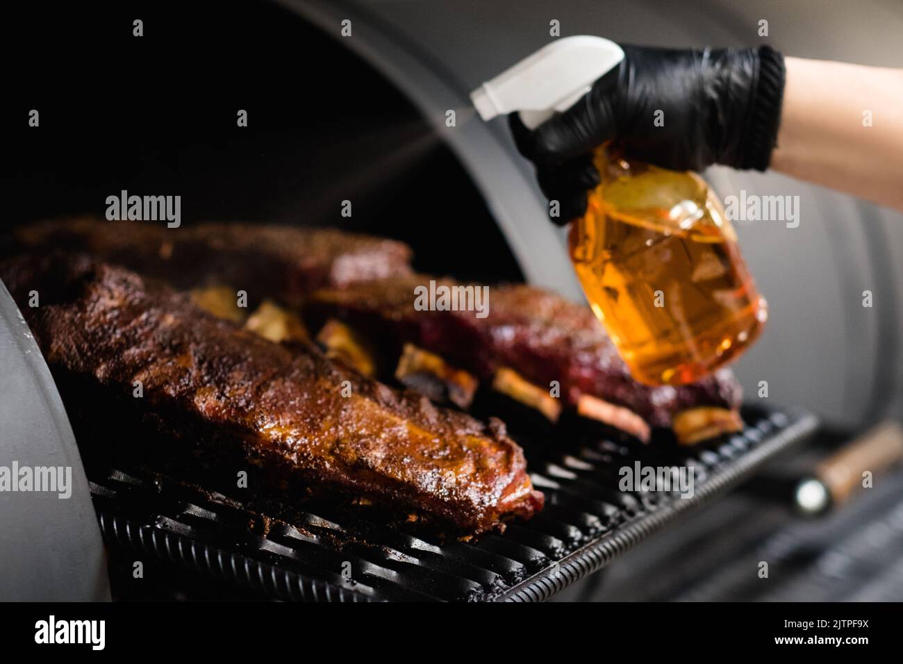 appareil de cuisine professionnel côtelettes bbq fumeur Banque D'Images