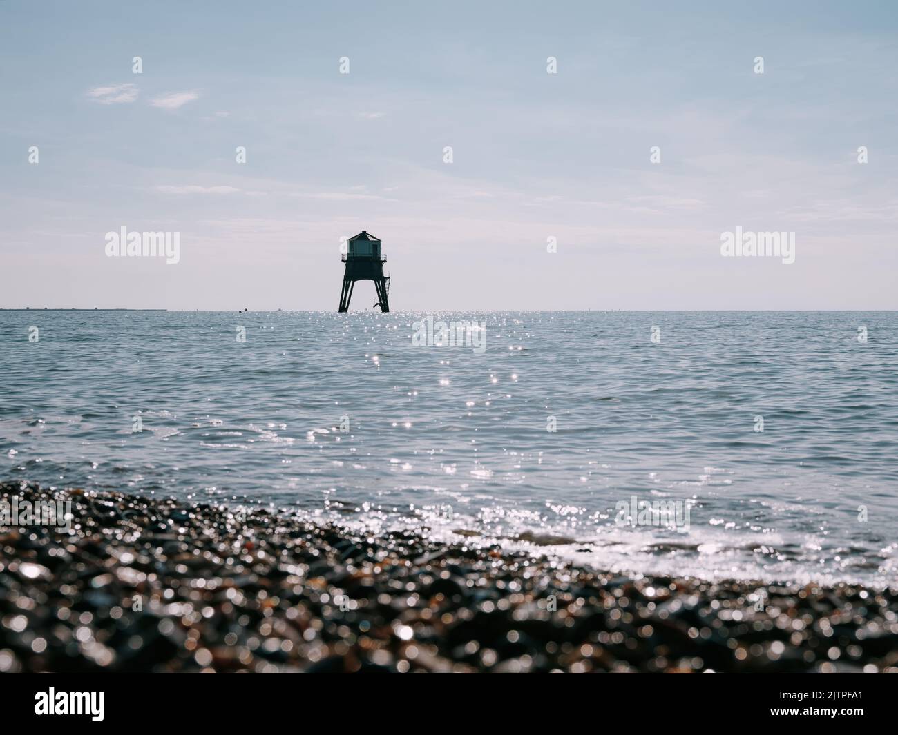 Le Dovercourt Victorian Low Lighthouse et la plage de galets d'été et la mer d'écoute à Harwich dans l'Essex Angleterre Royaume-Uni - phare d'été mer côte Banque D'Images