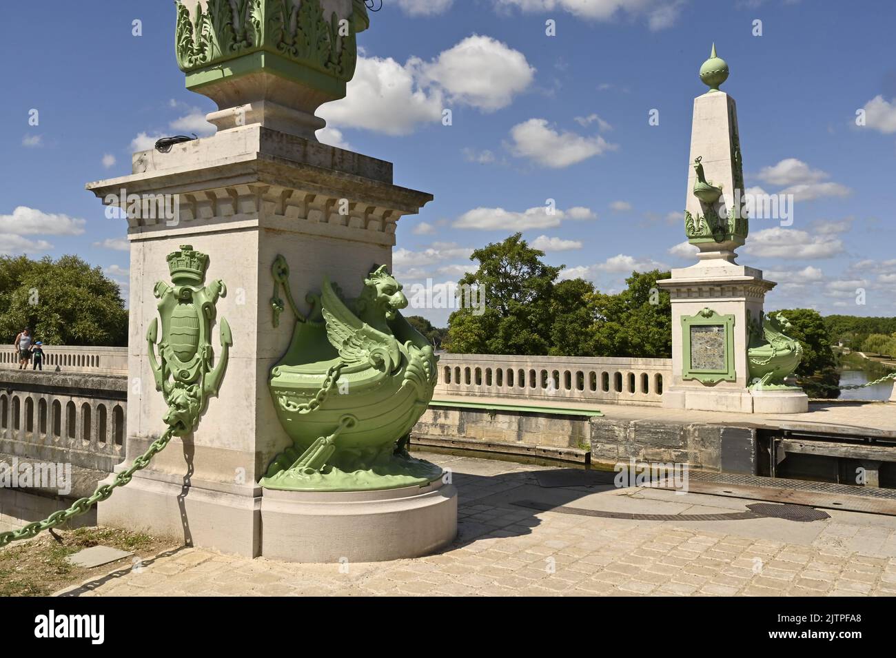 Le PontCanal de Briare est un pont de canal métallique qui traverse la
