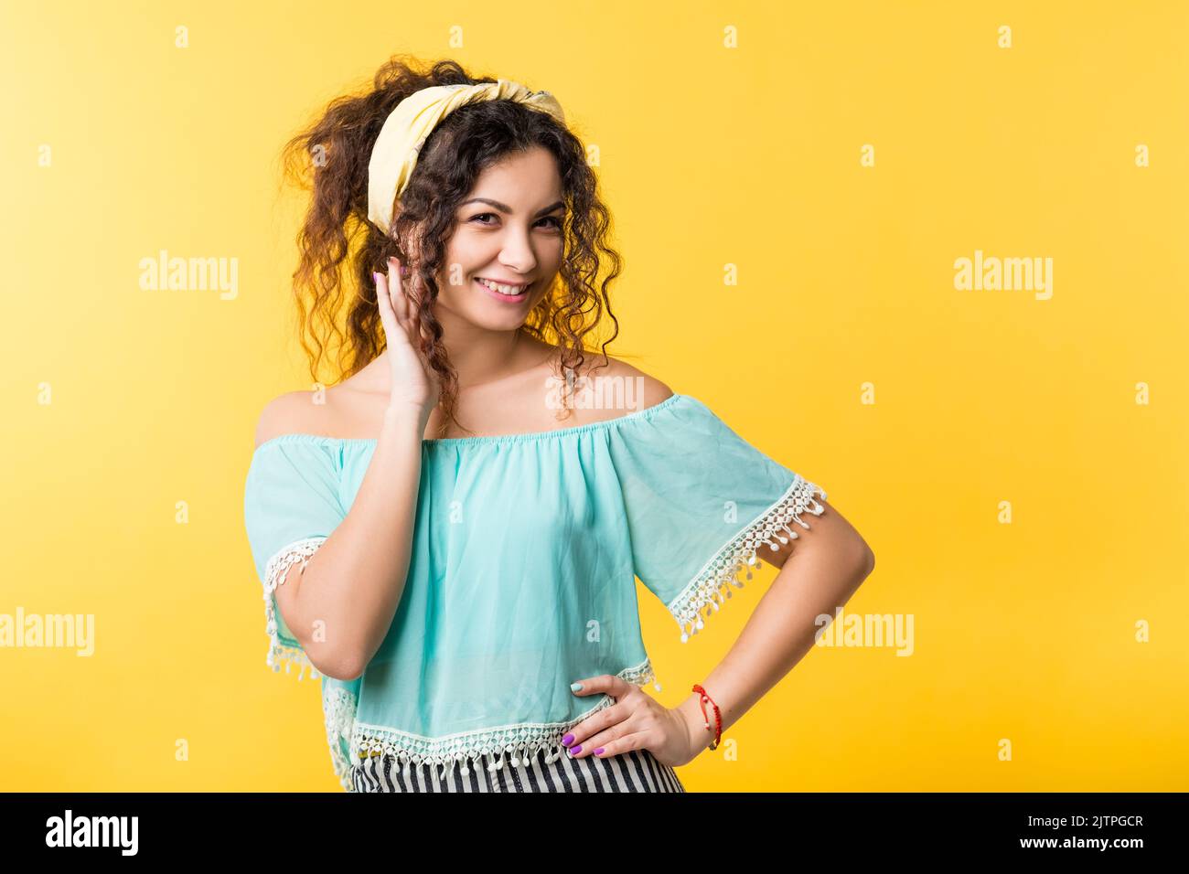 femme souriante beauté naturelle taquinant l'humeur flirte Banque D'Images