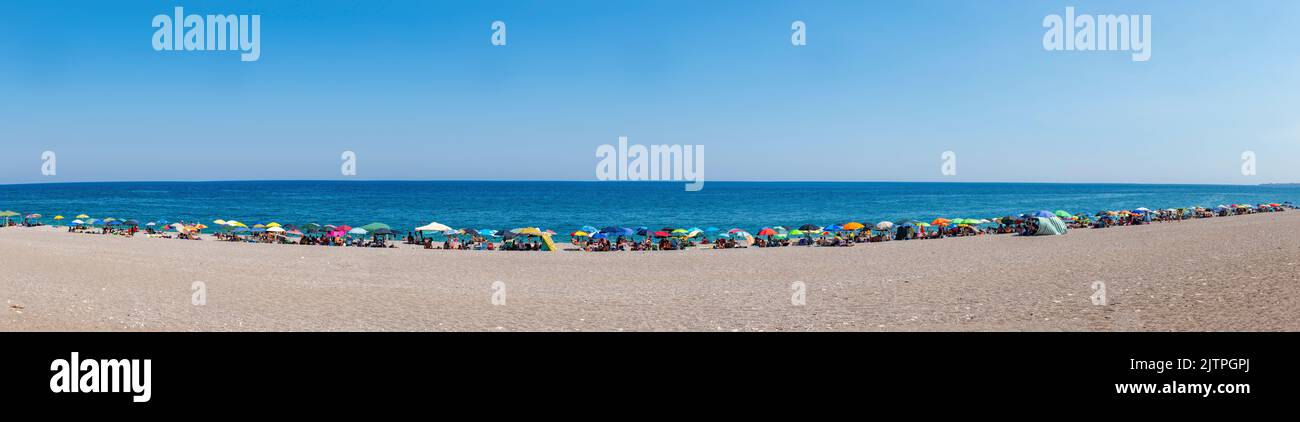 Vacanciers sur la plage populaire de Fondachello, près de Catane, Sicile, Italie - vue panoramique Banque D'Images