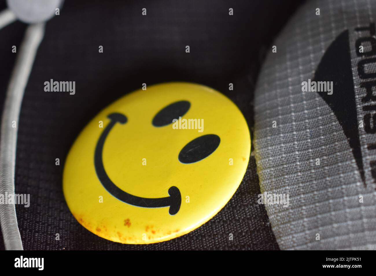 Une émoticône jaune est laquée sur un chiffon Banque D'Images Une émoticône jaune est laquée sur un chiffon Banque D'Images