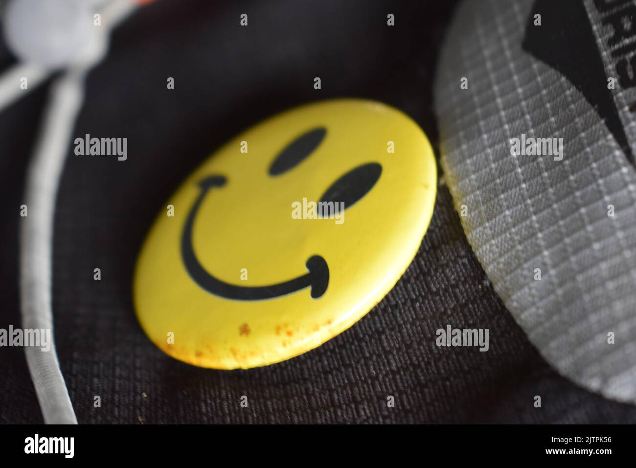 Une émoticône jaune est laquée sur un chiffon Banque D'Images Une émoticône jaune est laquée sur un chiffon Banque D'Images