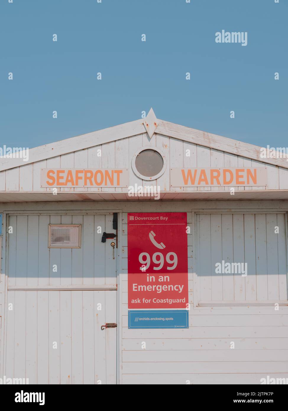 Une cabane en bord de mer avec le numéro d'urgence 999 et /// quel emplacement de 3 mots sur le front de mer à Dovercourt Harwich Essex en Angleterre - what3words Banque D'Images