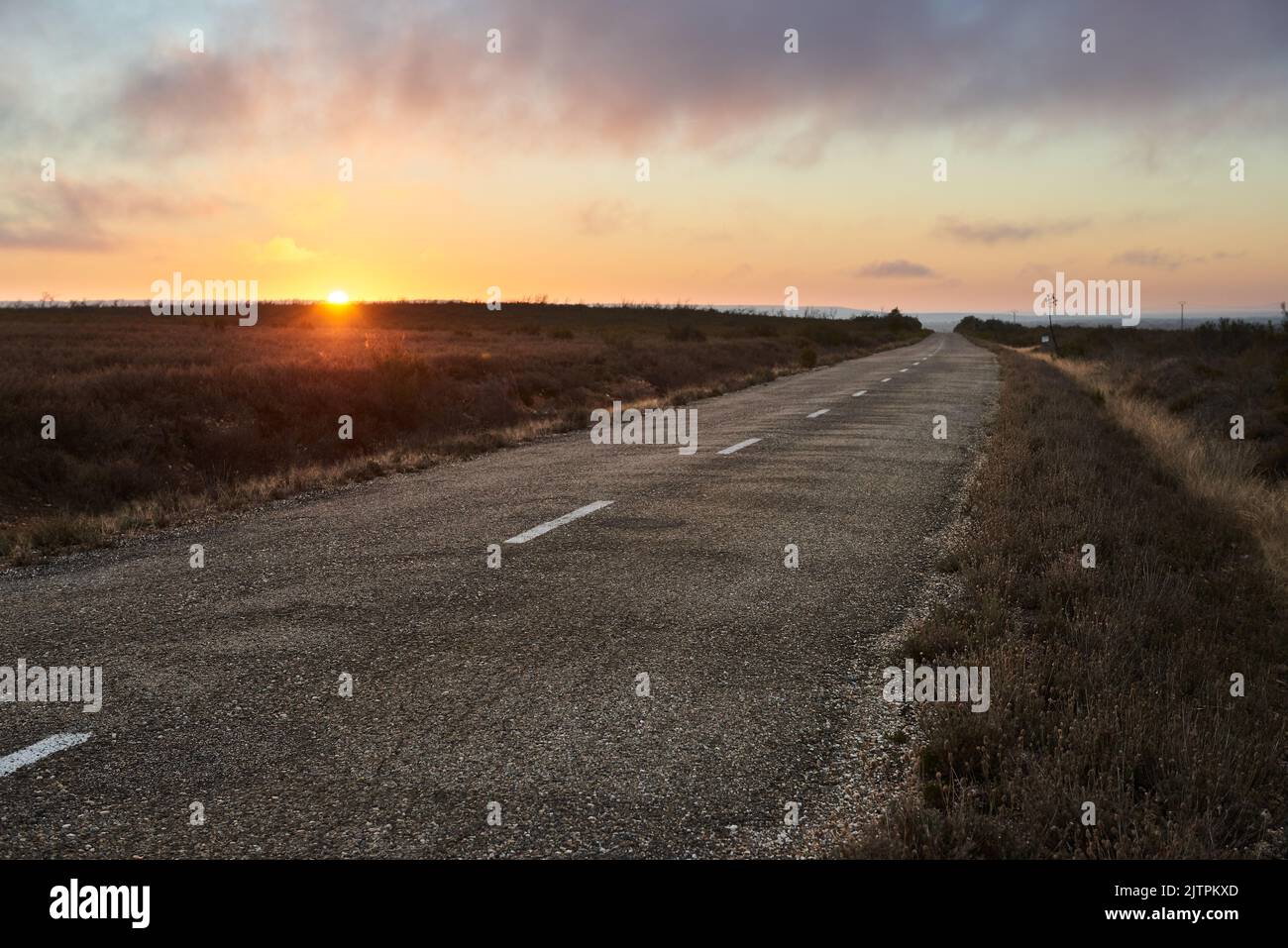 Route d'empty au coucher du soleil Banque D'Images