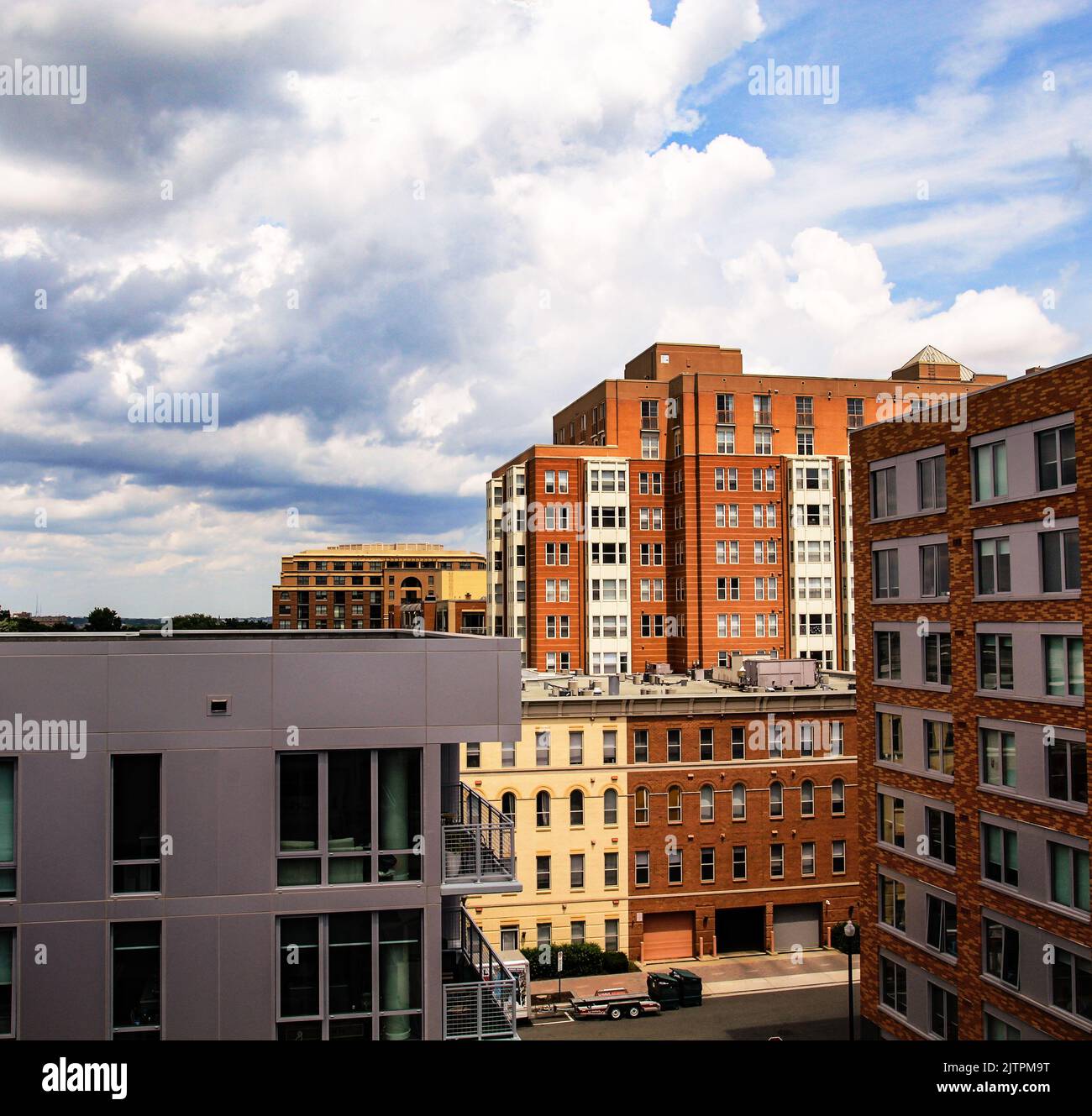 La vue sur le toit d'un immeuble d'appartements à Arlington, va, par une journée nuageux Banque D'Images