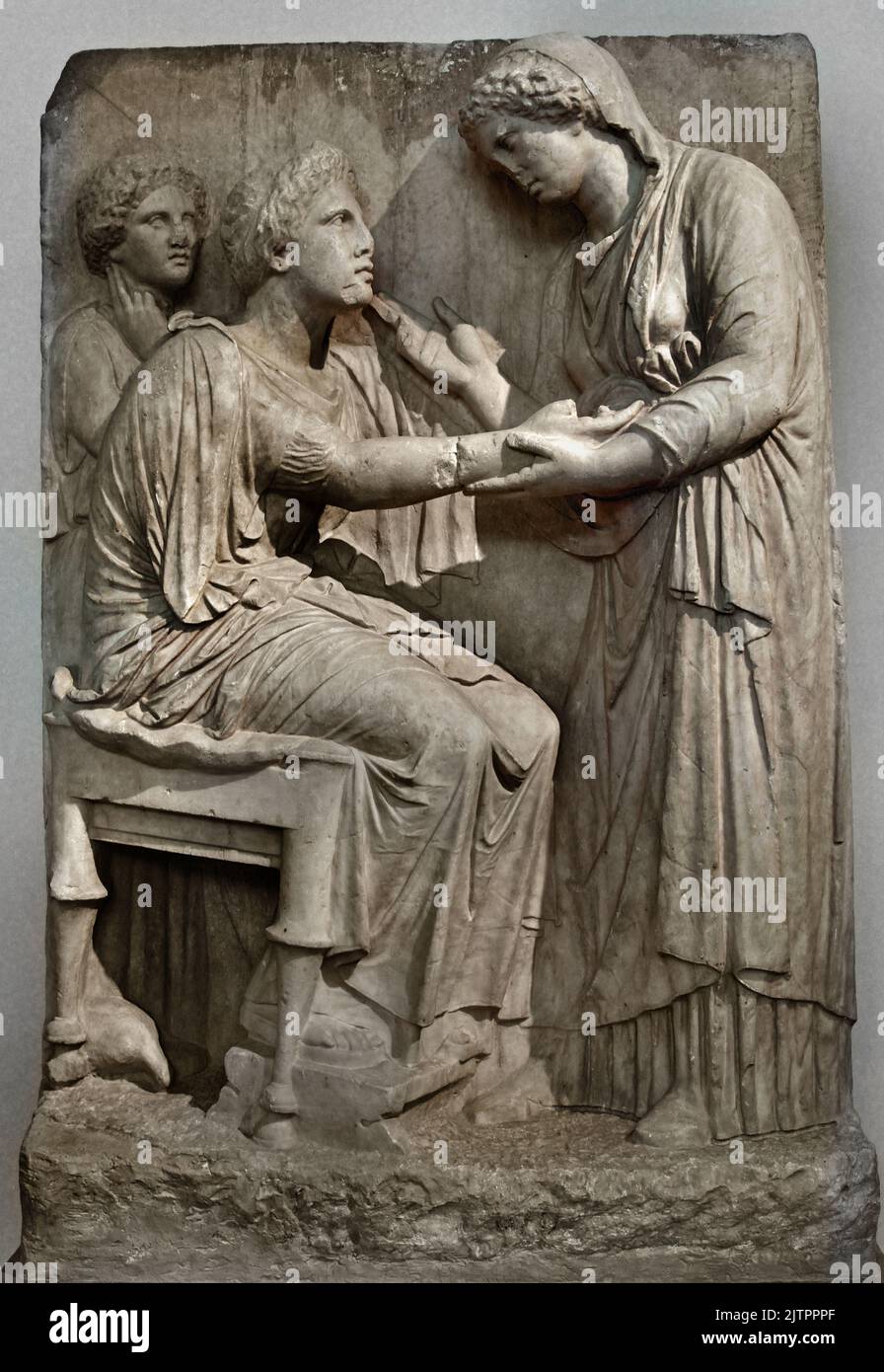 Stele funéraire de Farewell 4th cent. Musée archéologique national de la Colombie-Britannique à Athènes, trouvé, place Omonoia, Athènes. Une femme assise sur un tabouret étend sa main droite à un parent debout, qui la tient tendinement au poignet et la soulève de l'autre main dans un geste de parole, à la gauche se trouve une fille perdue dans la réflexion. Une petite perdrix pache au sol sous le siège de la femme décédée, Banque D'Images