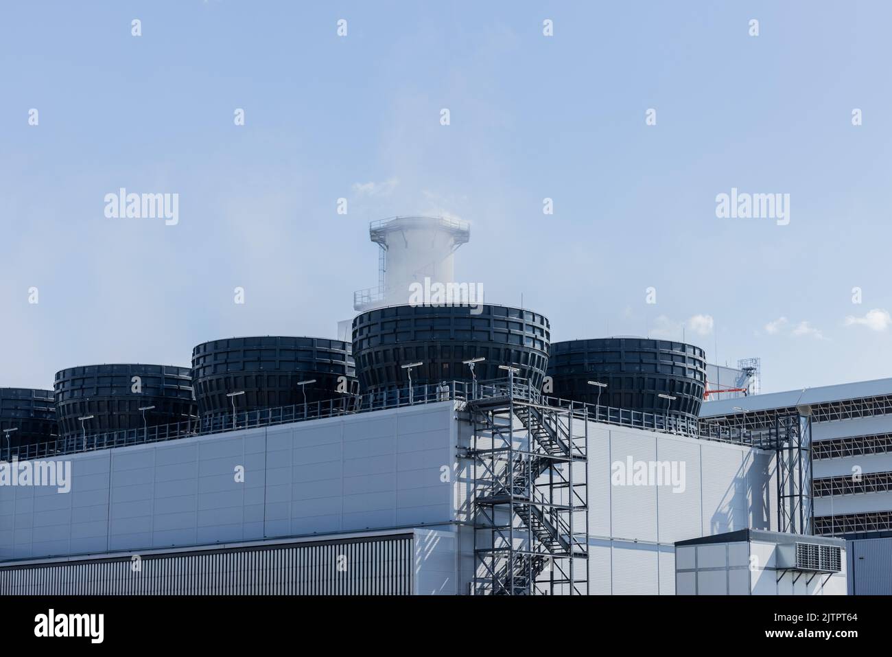 Herne, Allemagne. 01st septembre 2022. Vue de la nouvelle centrale à turbine à gaz à cycle combiné (CCGT) de Steag et Siemens, à côté de la centrale à charbon dur de Herne (non illustré). À Herne, dans la région de la Ruhr, la nouvelle centrale à turbine à gaz à cycle combiné (CCGT) devrait démarrer ses activités commerciales à 2 septembre 2022. Appelée « Herne 6 », la centrale électrique produira de l'électricité et du chauffage urbain. La centrale a une puissance électrique de 608 mégawatts et une puissance thermique de 400 mégawatts. Credit: Rolf Vennenbernd/dpa/Alay Live News Banque D'Images