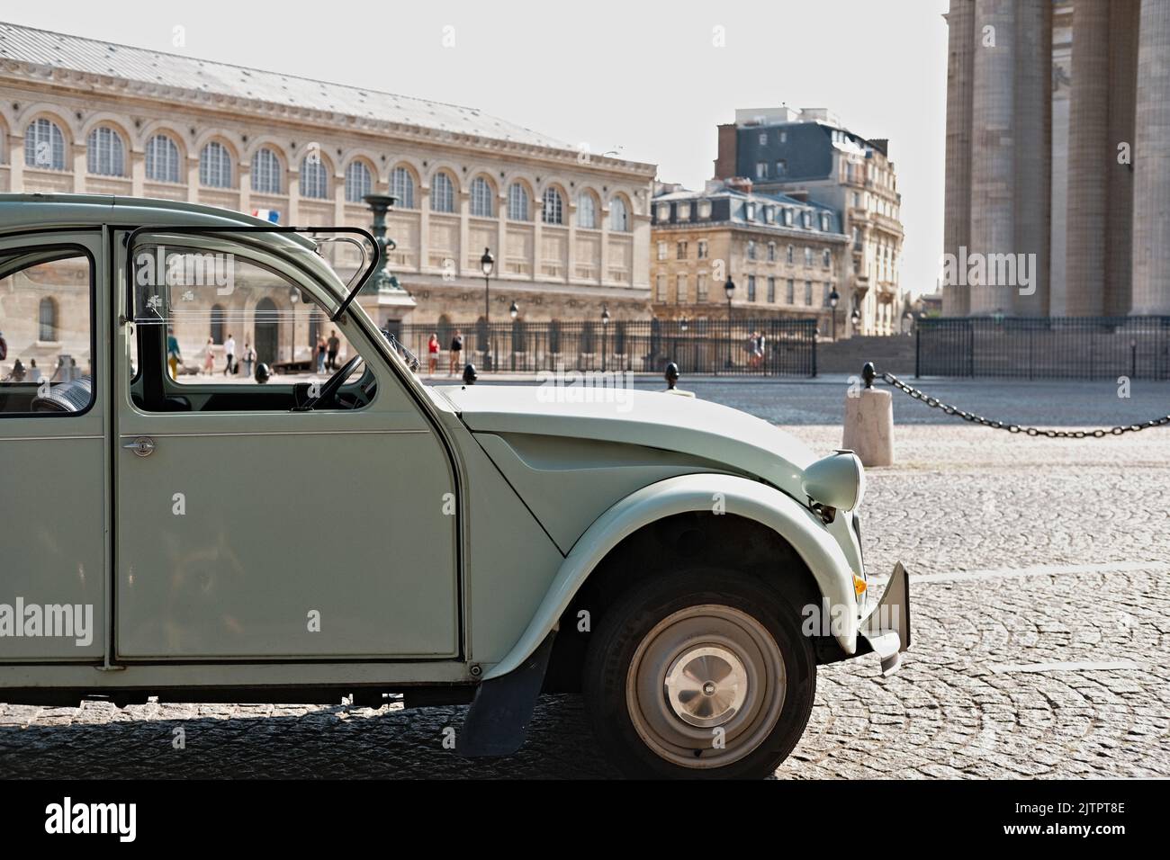 Vieux 2 cv garés en face du Panthéon à Paris Banque D'Images