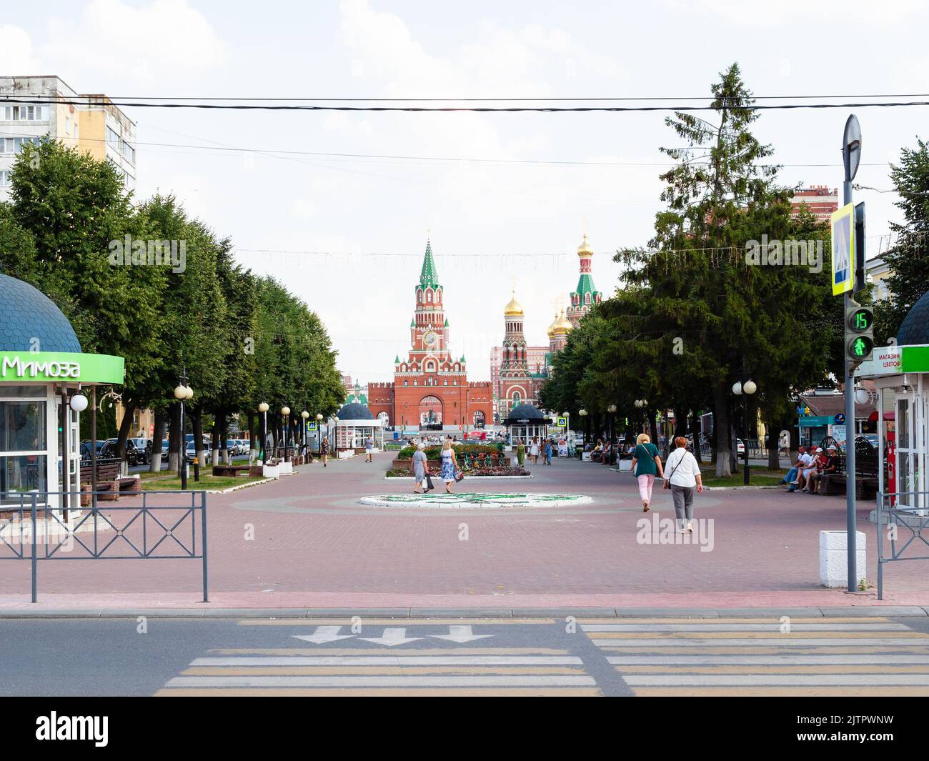 Yoshkar-Ola, Russie - 24 août 2022 : boulevard Chavaina et vue sur la Tour de l'Annonciation sur la place de la République et la Sainte Vierge Marie à Yosh Banque D'Images