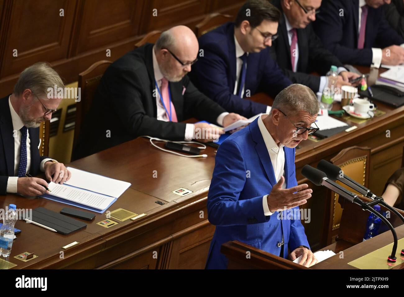 Prague, République tchèque. 01st septembre 2022. Le dirigeant de l'ANO, Andrej Babis, insiste sur le licenciement du ministre tchèque de l'intérieur, vit Rakusan (maires et indépendants, STAN), et du ministre tchèque de l'Industrie et du Commerce, Jozef Sikela (pour STAN), lors du vote de défiance à la Chambre des députés à Prague, République tchèque, 1 septembre 2022. Babis a déclaré qu'il s'attendait à ce que les entreprises s'écroulent en raison de la flambée du prix de l'énergie et de la hausse du chômage. Crédit : Roman Vondrous/CTK photo/Alay Live News Banque D'Images