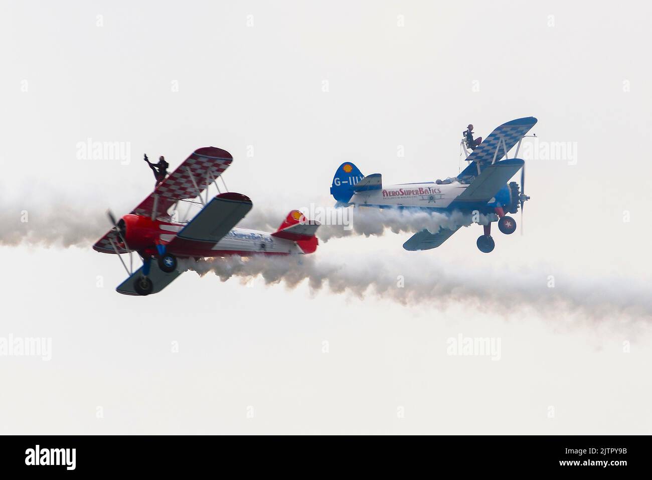 Bournemouth, Dorset, Royaume-Uni. 1st septembre 2022. Les Aerosuperbatics Wingswalkers faisant la première exposition pendant la première journée du Festival de l'air de Bournemouth à Bournemouth à Dorset. Crédit photo : Graham Hunt/Alamy Live News Banque D'Images