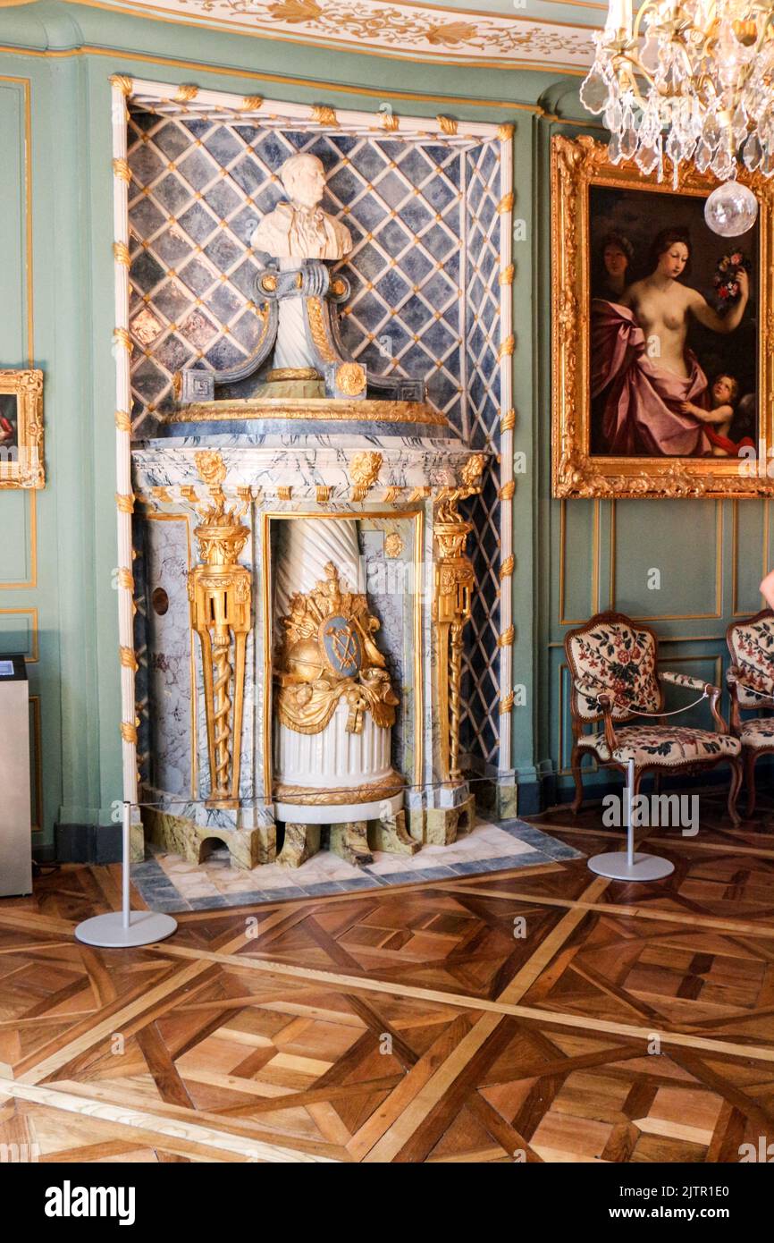 Château DE VOLTAIRE à LA FERNEY-VOLTAIRE : intérieur, double poêle, appareils de chauffage en porcelaine Banque D'Images
