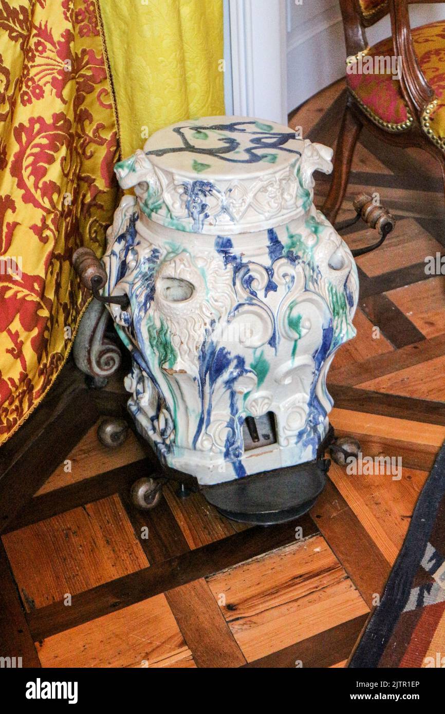 Château DE VOLTAIRE à LA FERNEY-VOLTAIRE : intérieur, appareils de chauffage en porcelaine Banque D'Images