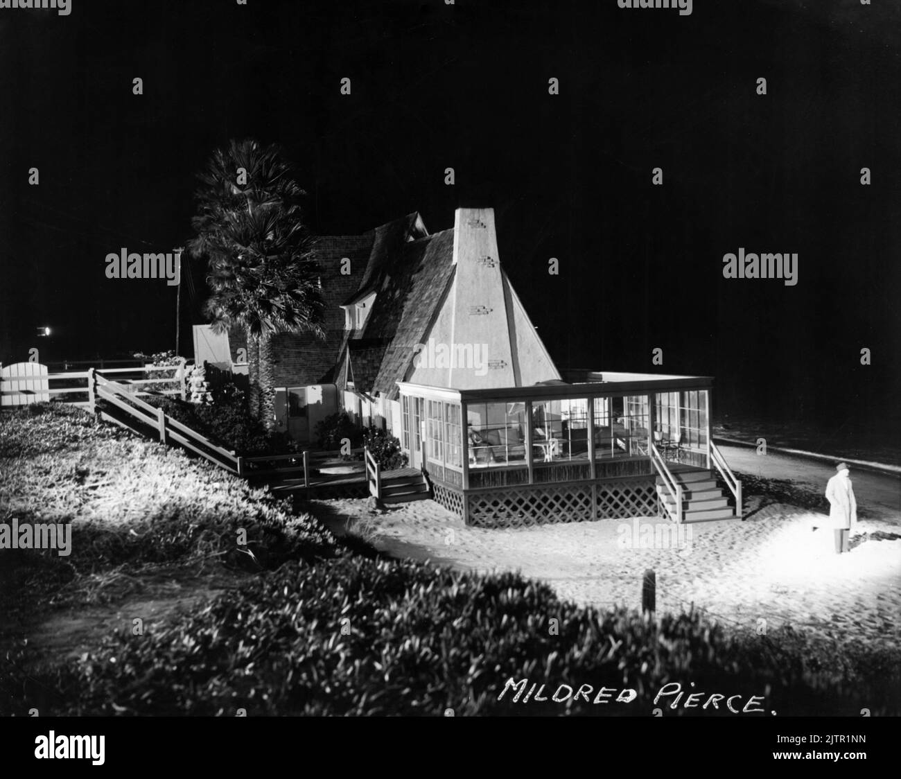 Emplacement Set référence toujours de maison au 26652 Latigo Shore Drive, Malibu la nuit utilisé comme la maison de plage de Beragon à MILDRED PIERCE 1945 réalisateur MICHAEL CURTIZ roman James M. Cain musique Max Steiner producteur Jerry Wald Warner Bros. Banque D'Images