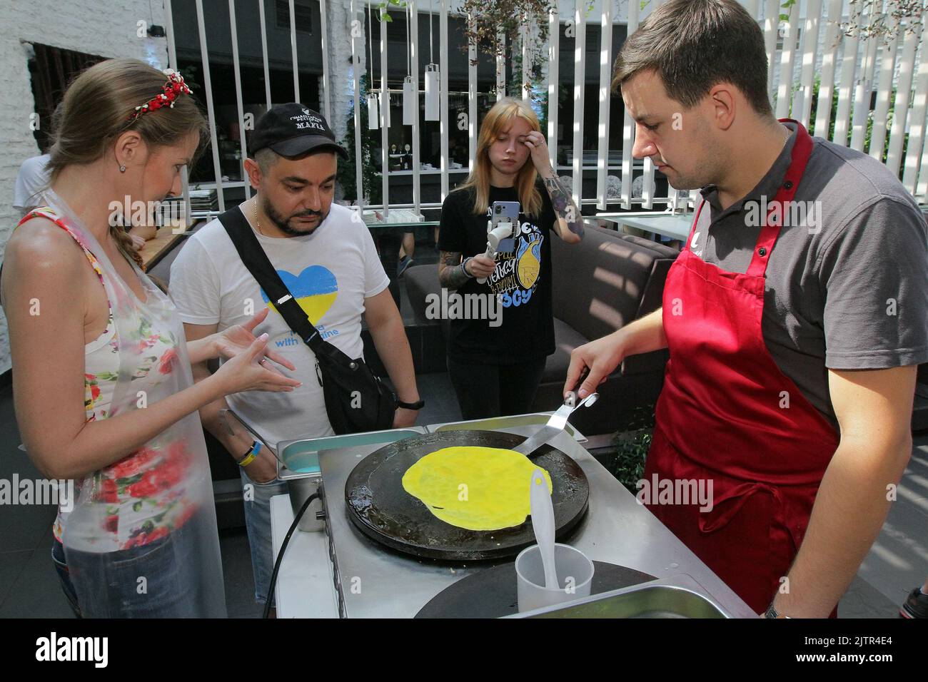 DNIPRO, UKRAINE - le 31 AOÛT 2022 - les volontaires et les personnes déplacées préparent des crêpes bleues et jaunes pour les soldats des forces armées ukrainiennes pendant l'action « mon Ukraine est la seule Ukraine » marquant le 31st anniversaire de l'indépendance de l'Ukraine, Dnipro, Ukraine orientale. Banque D'Images