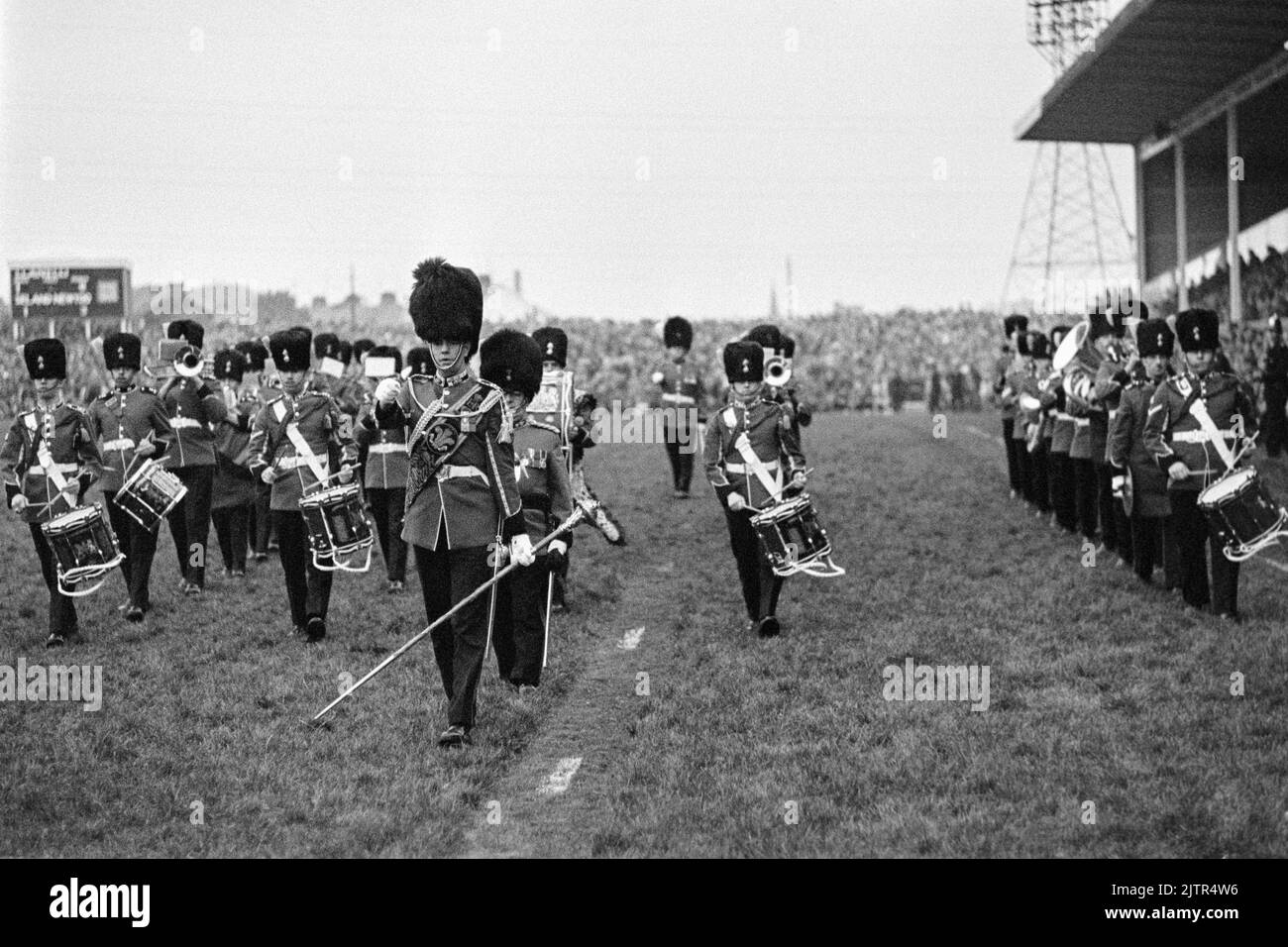 Llanelli RFC vs New Zealand All Blacks (31/10/72) - la bande du Bataillon 1st, Royal Welsh Fusiliers, a marché hors du terrain suite à la victoire historique de Llanelli sur le New Zealand All Blacks. Banque D'Images