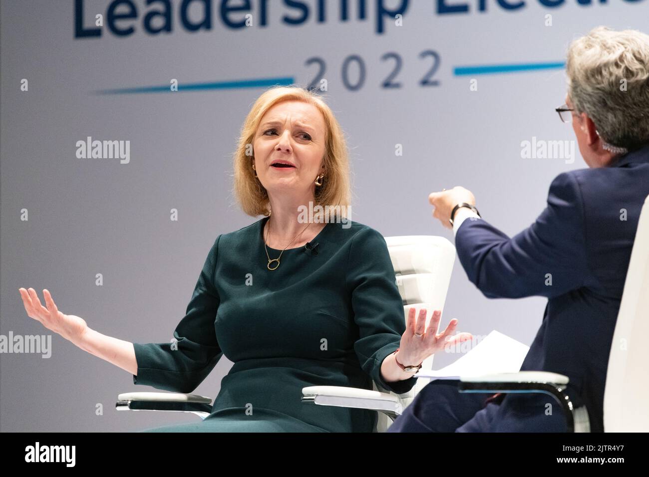 Liz Truss avec les paumes maintenues comme elle est interrogée par Colin Mackay lors de l'élection du leadership du Parti conservateur à Perth, Écosse, Royaume-Uni 2022 Banque D'Images