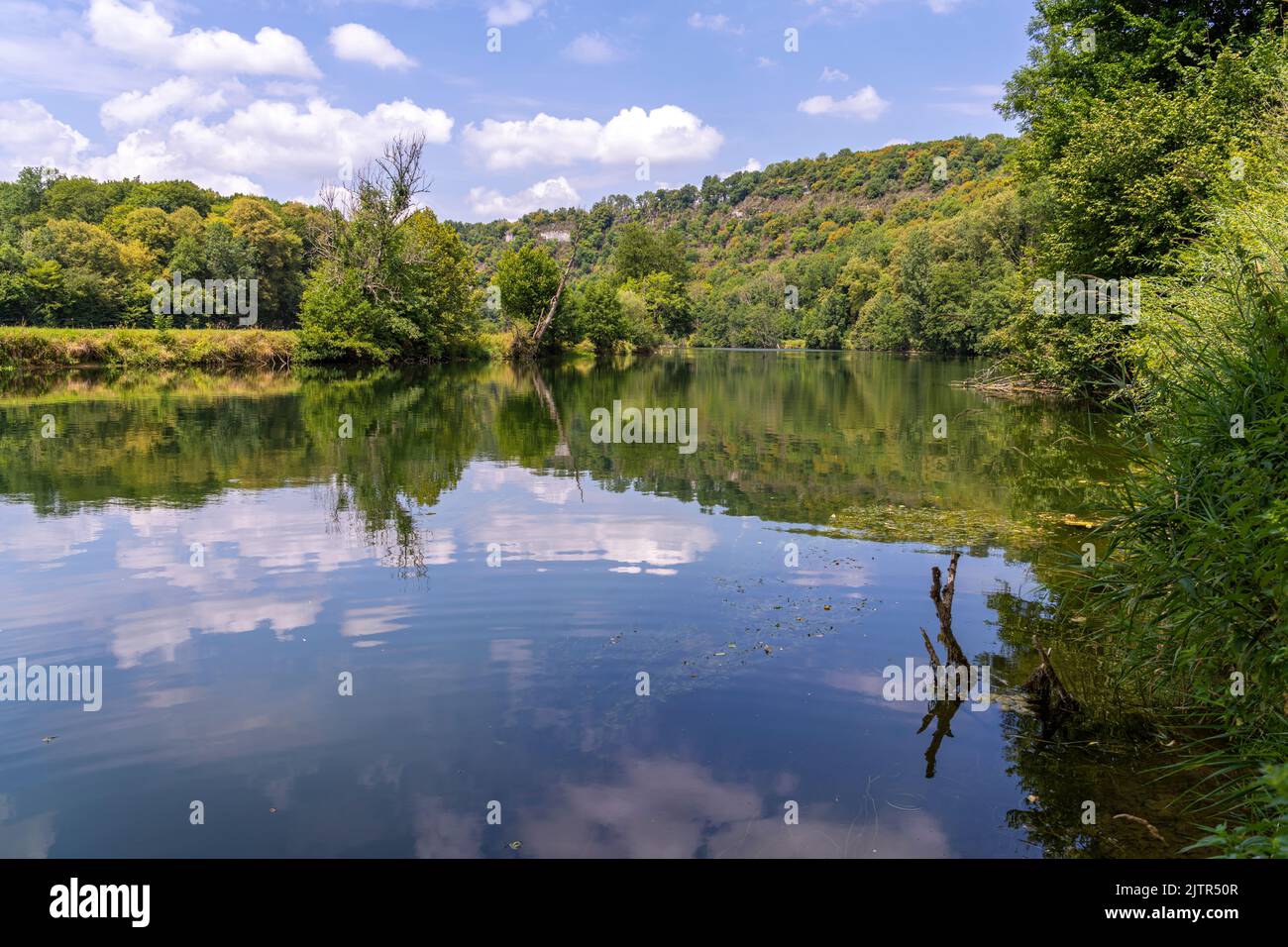 Flusslandschaft im Tal des Loue BEI Lizine, Bourgogne-Franche-Comté, Frankreich, Europa | Paysage fluvial de la vallée de la Loue près de Lizine, Bourgogne-F. Banque D'Images