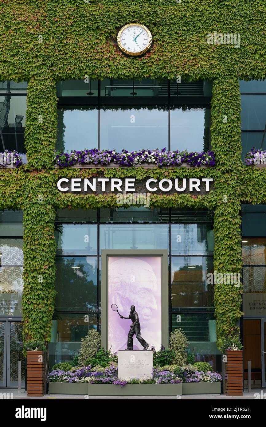 Statue de Fred Perry au All England tennis Club aux championnats de Wimbledon Banque D'Images