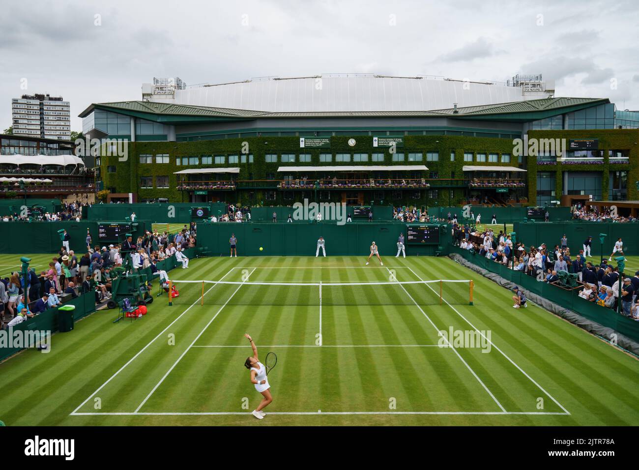 Vues générales de Ylena In-Albon et Alison Riske sur la cour 10 aux Championnats 2022. Tenue au All England Lawn tennis Club, Wimbledon. Banque D'Images