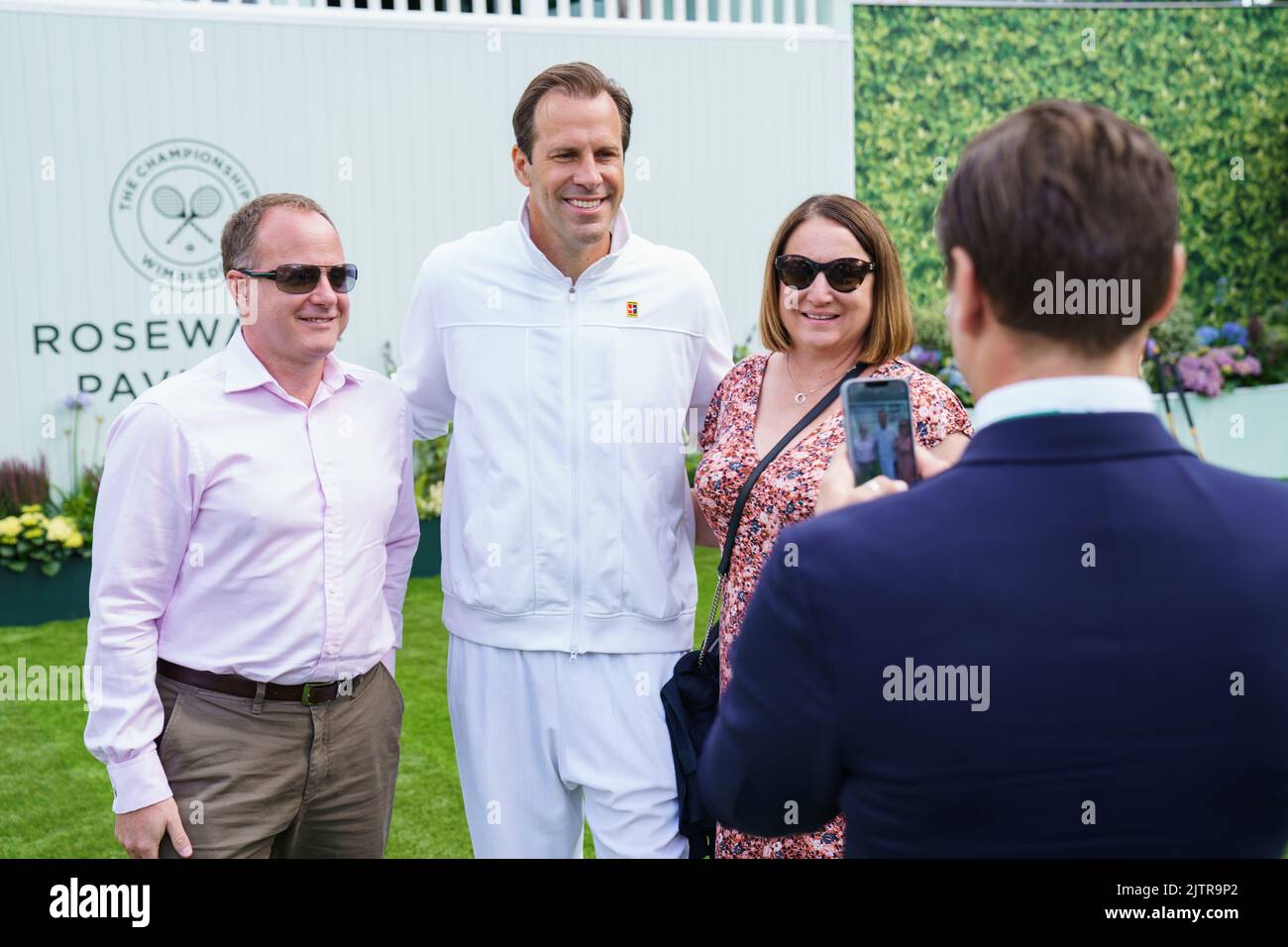 Greg Rusedski s'entretient avec des invités au Rosewater Pavilion au Wimbledon Park lors des championnats 2022. Tenue au parc de Wimbledon, Wimbledon. Banque D'Images