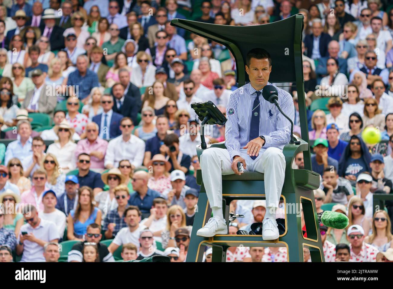 Juge-arbitre à la Cour du Centre aux Championnats 2022. Tenue au All England Lawn tennis Club, Wimbledon. Banque D'Images