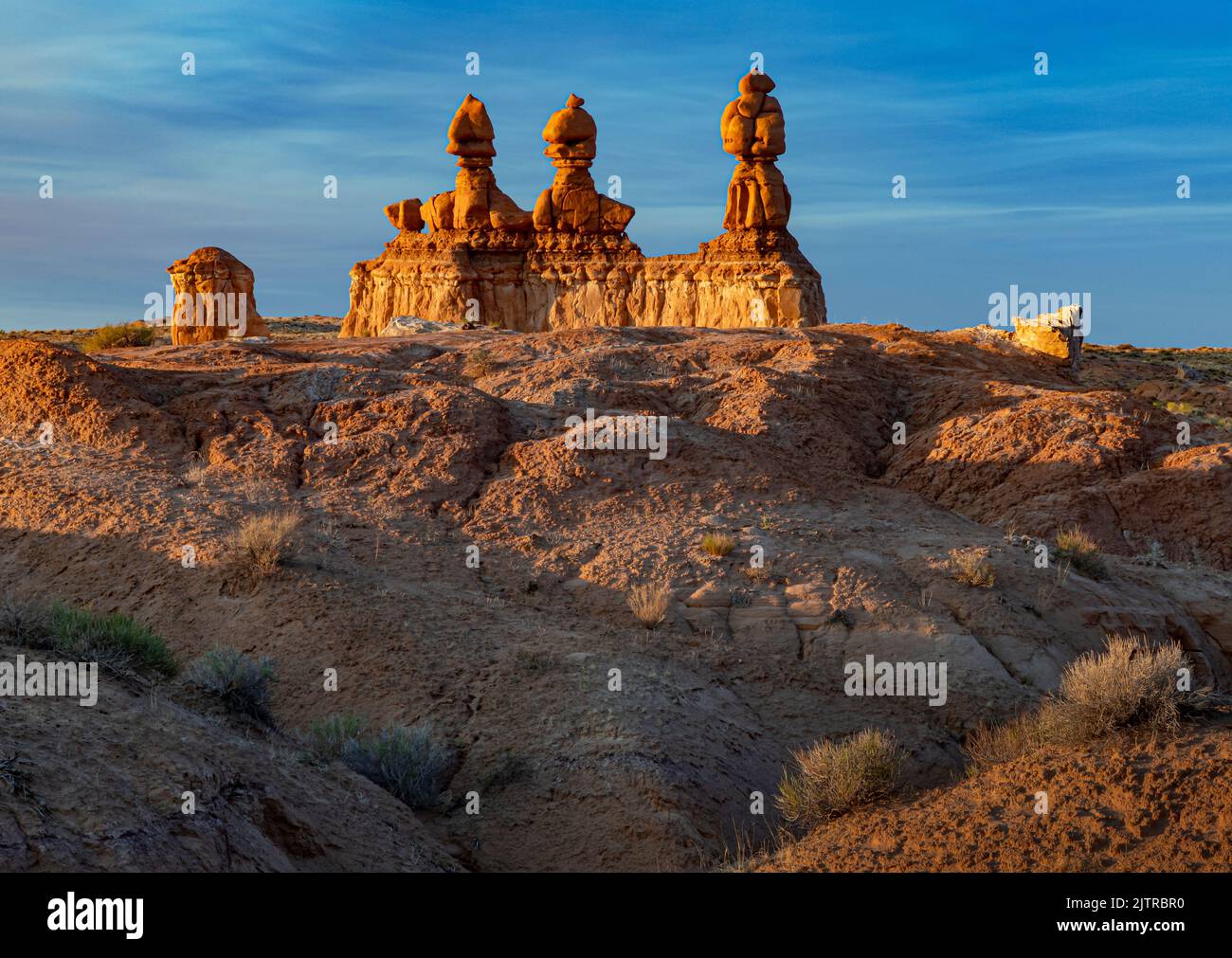 La formation de colonnes de roche appelée les trois Sœurs est vue au coucher du soleil au parc national de Goblin Valley, dans le comté d'Emery, Utah. Les colonnes de ce parc ont Banque D'Images