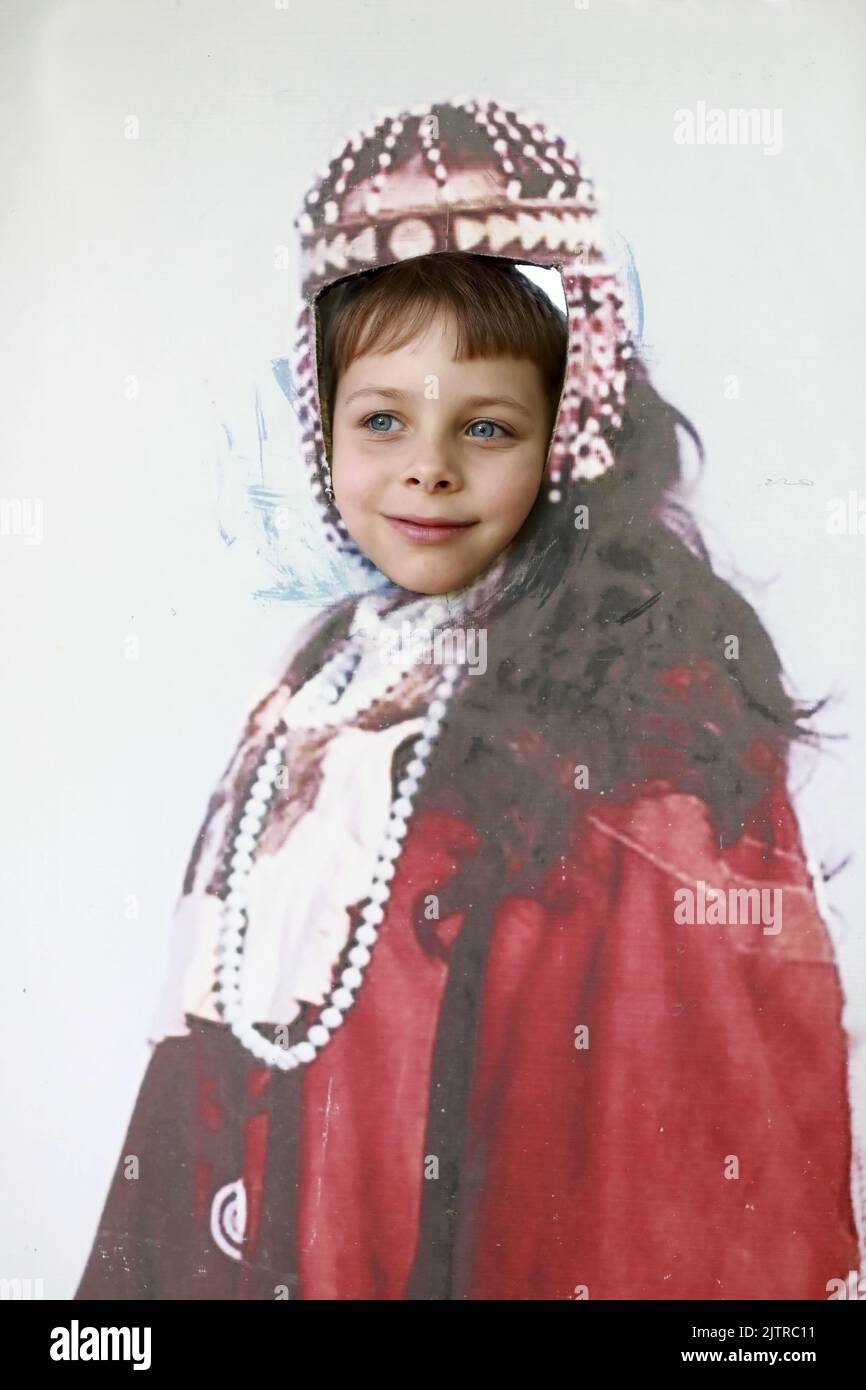 L'enfant heureux a lieu de Yakut en utilisant la photo stand-in Banque D'Images