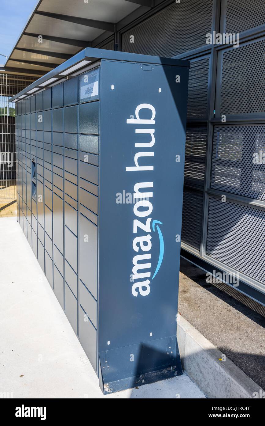 Wingen sur Moder, France - 08 août 2022 : Amazon Hub Locker, où les clients peuvent prendre leur commande eux-mêmes. Banque D'Images
