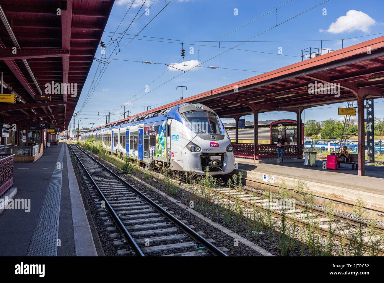 Wingen-sur-Moder, France - 08 août 2022 : Arrêt d'un TER, gare sncf dans une gare de Sarrebruck-Strasbourg Banque D'Images