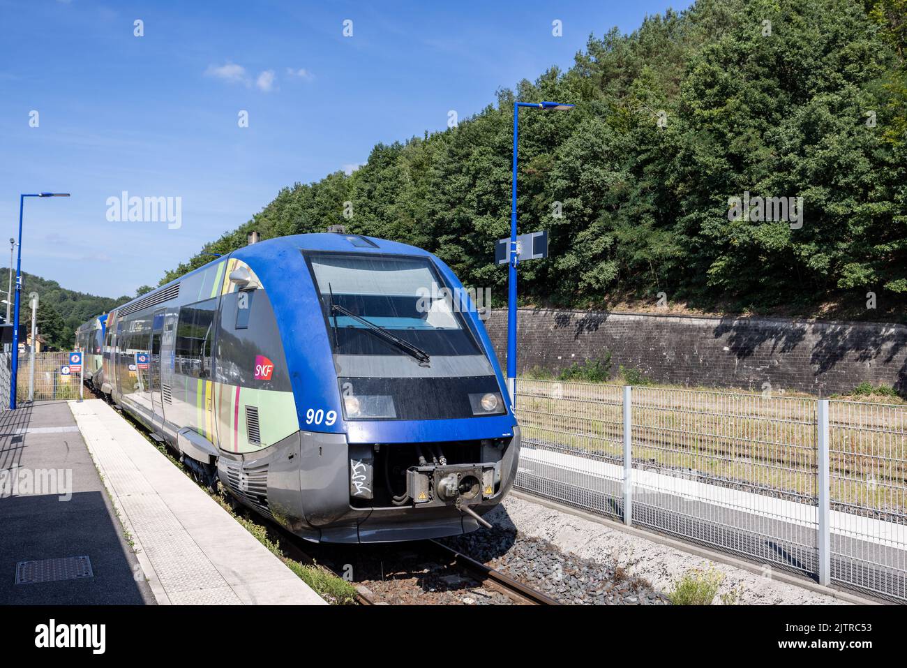 Wingen-sur-Moder, France - 08 août 2022 : Arrêt d'un TER, gare sncf dans une gare de Sarrebruck-Strasbourg Banque D'Images