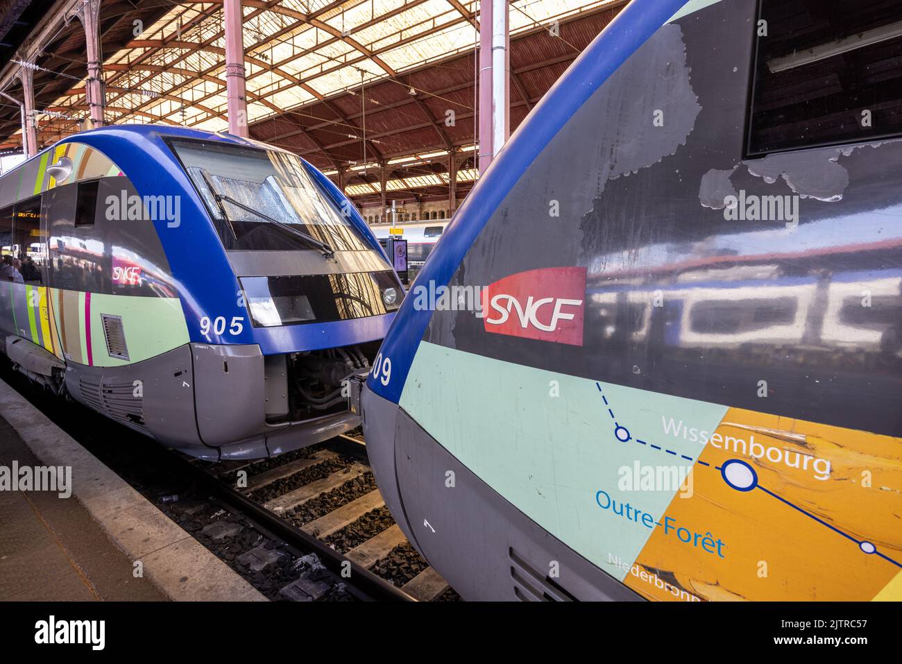 Strasbourg, France - 08 août 2022 : Arrêt d'un TER, sncf dans une gare sur le chemin de fer Sarrebruck-Strasbourg en Th Banque D'Images