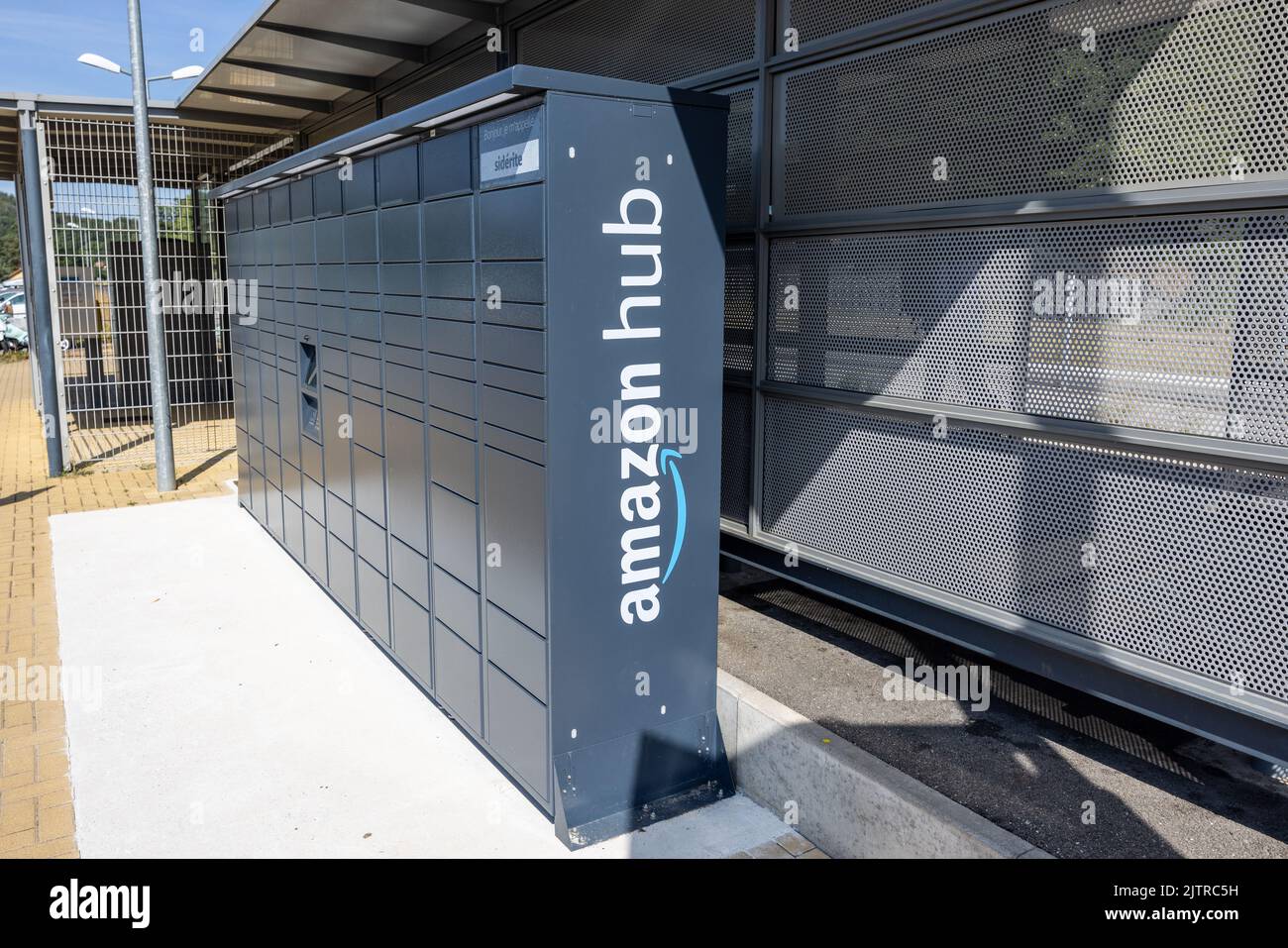 Wingen sur Moder, France - 08 août 2022 : Amazon Hub Locker, où les clients peuvent prendre leur commande eux-mêmes. Banque D'Images