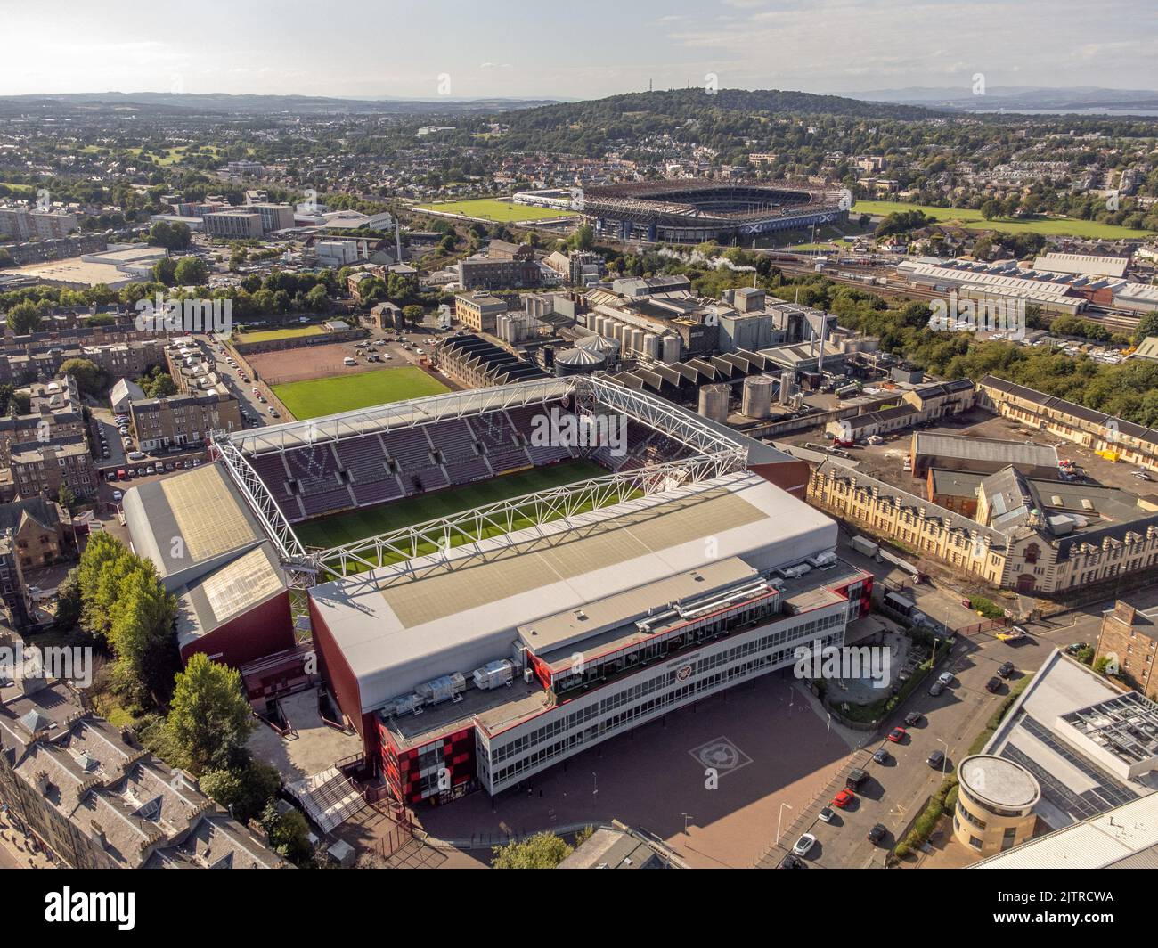 Une image aérienne montrant le parc Tynecastle, Édimbourg, stade du cœur du club de football Midlothian avec le stade Murrayfield en arrière-plan. Banque D'Images
